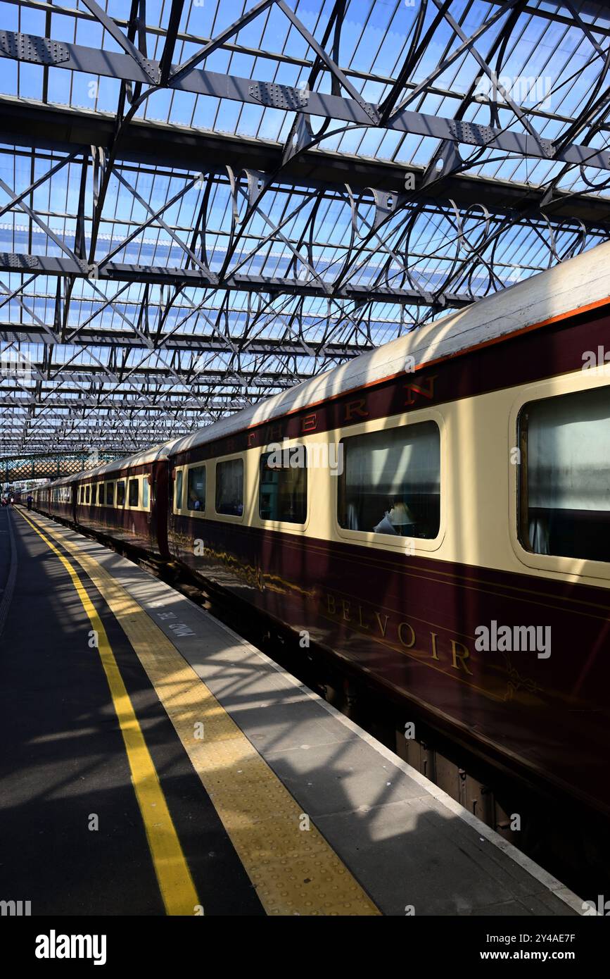 Pullman Carriages del treno West Coast Railways Northern Belle alla stazione di Carlisle Citadel, binario 3. Foto Stock
