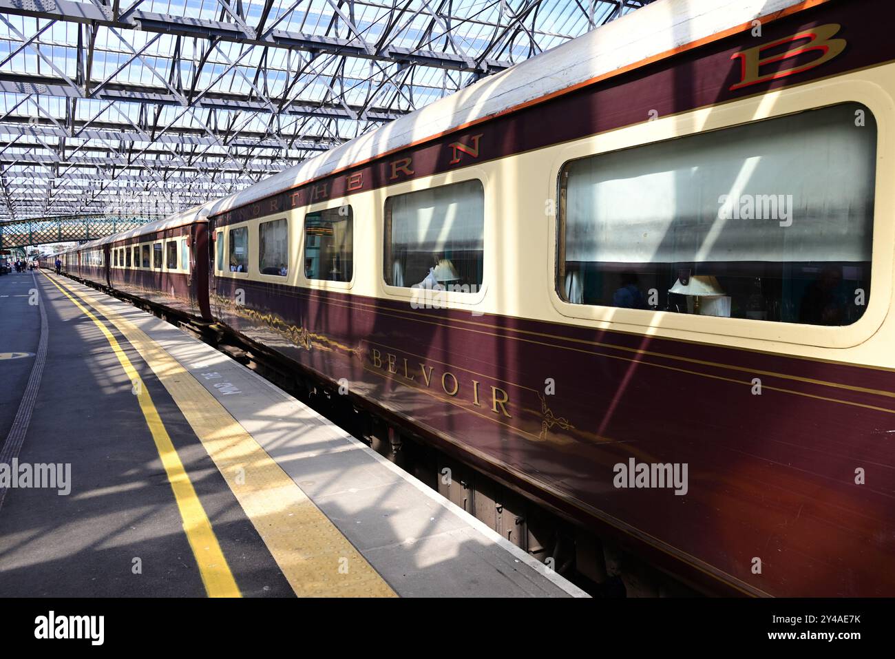 Pullman Carriages del treno West Coast Railways Northern Belle alla stazione di Carlisle Citadel, binario 3. Foto Stock