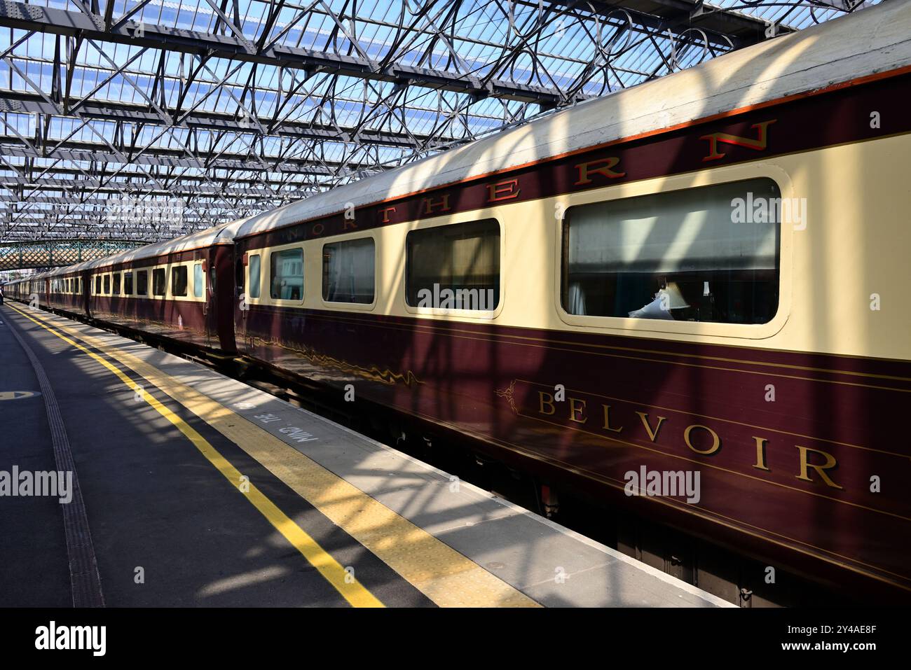 Pullman Carriages del treno West Coast Railways Northern Belle alla stazione di Carlisle Citadel, binario 3. Foto Stock
