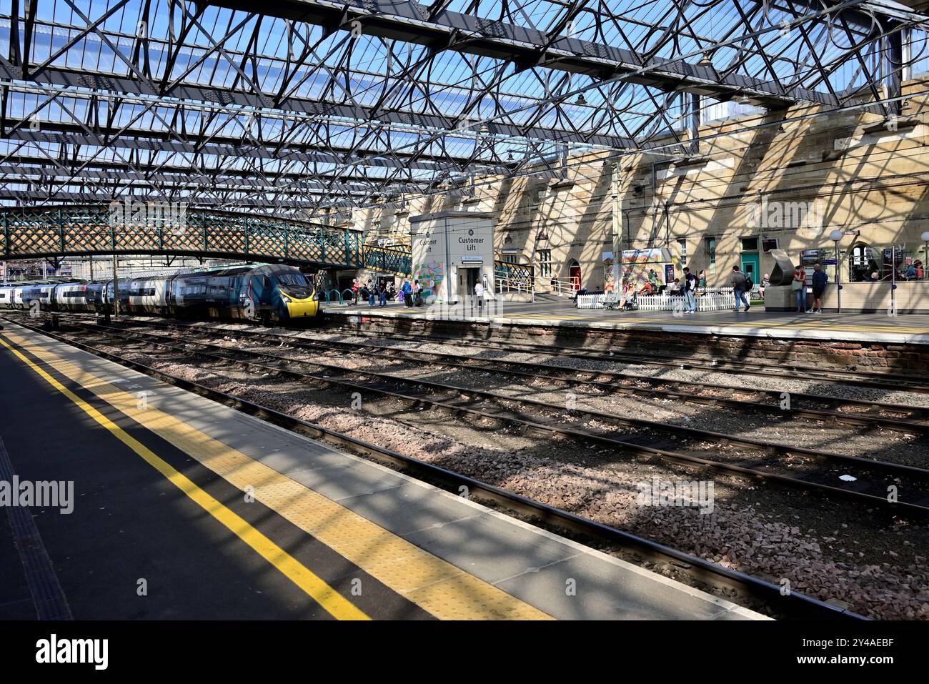 9M55 il 1156 da Glasgow Central a London Euston arrivando alla stazione di Carlisle Citadel, binario 4, guidata dalla macchina elettrica Avanti West Coast 390013. Foto Stock