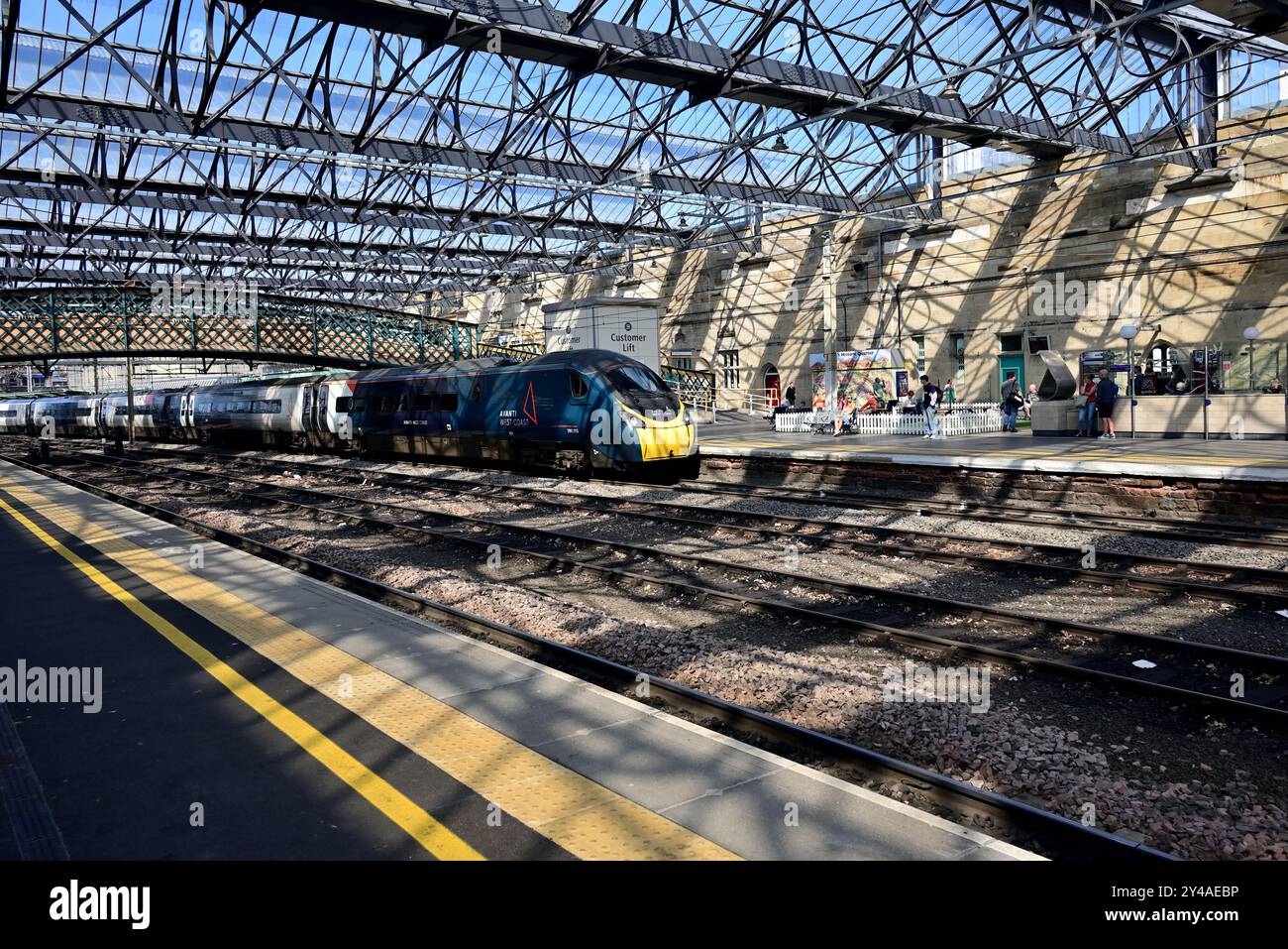 9M55 il 1156 da Glasgow Central a London Euston arrivando alla stazione di Carlisle Citadel, binario 4, guidata dalla macchina elettrica Avanti West Coast 390013. Foto Stock
