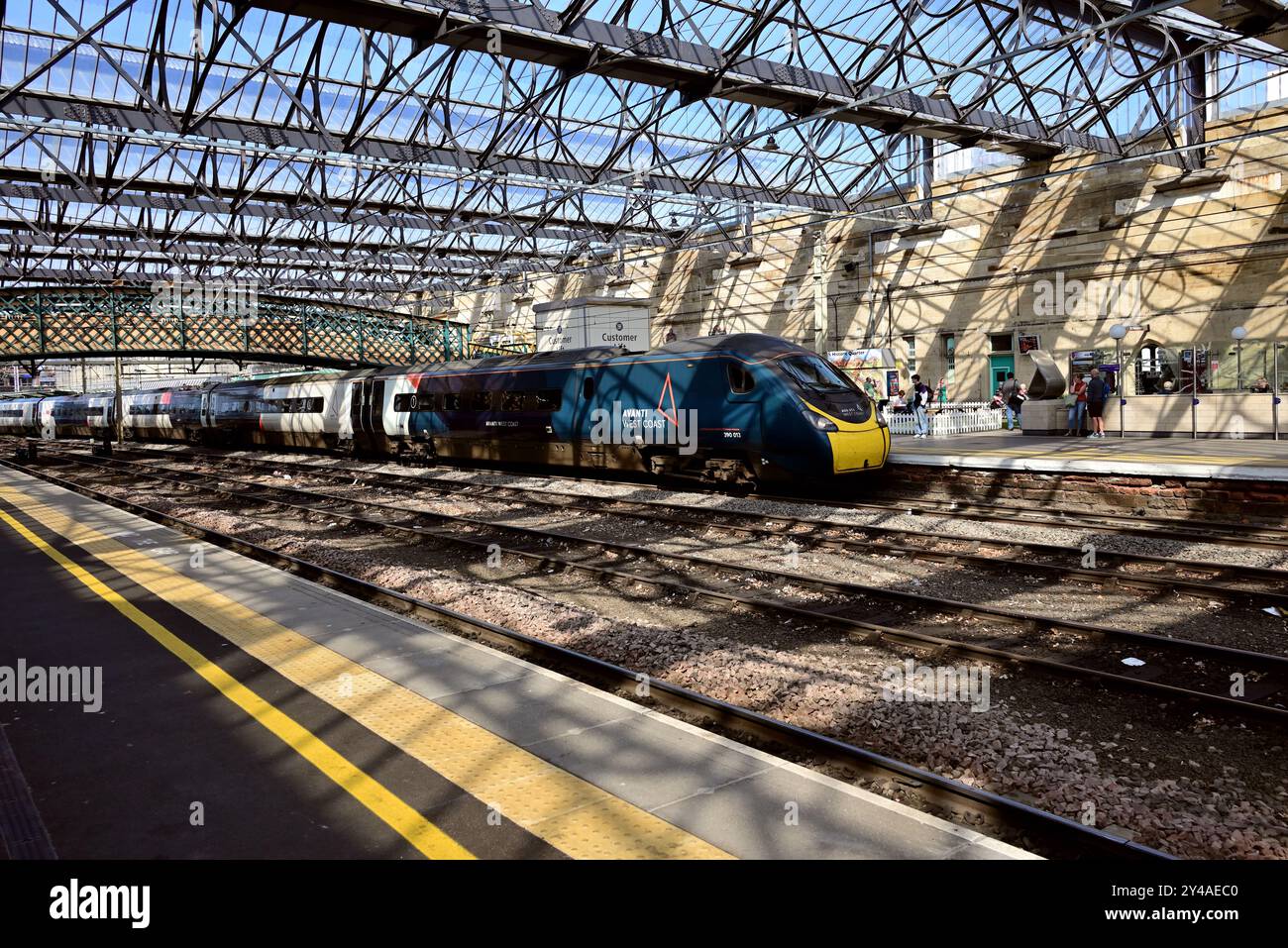9M55 il 1156 da Glasgow Central a London Euston arrivando alla stazione di Carlisle Citadel, binario 4, guidata dalla macchina elettrica Avanti West Coast 390013. Foto Stock