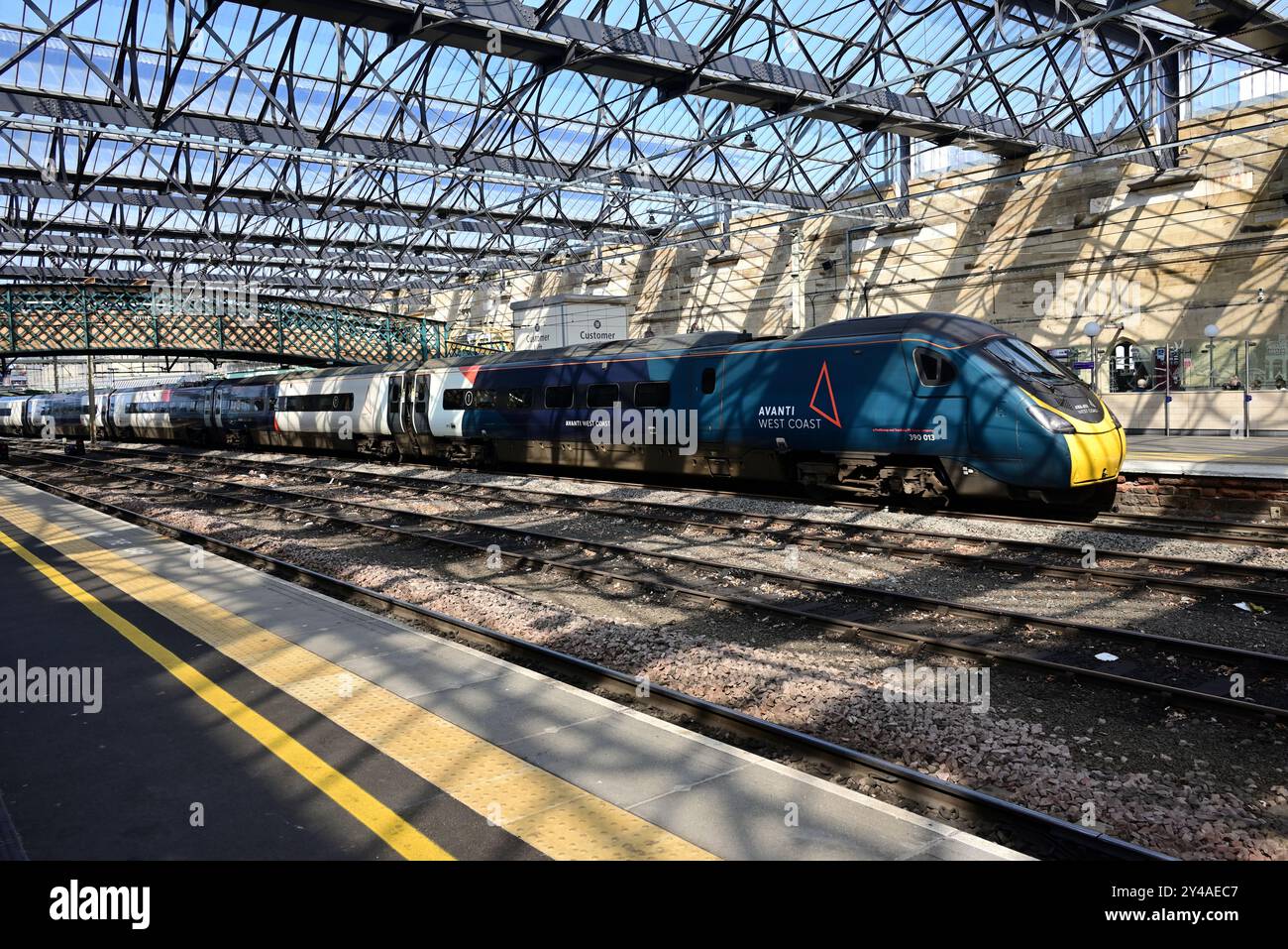 9M55 il 1156 da Glasgow Central a London Euston arrivando alla stazione di Carlisle Citadel, binario 4, guidata dalla macchina elettrica Avanti West Coast 390013. Foto Stock