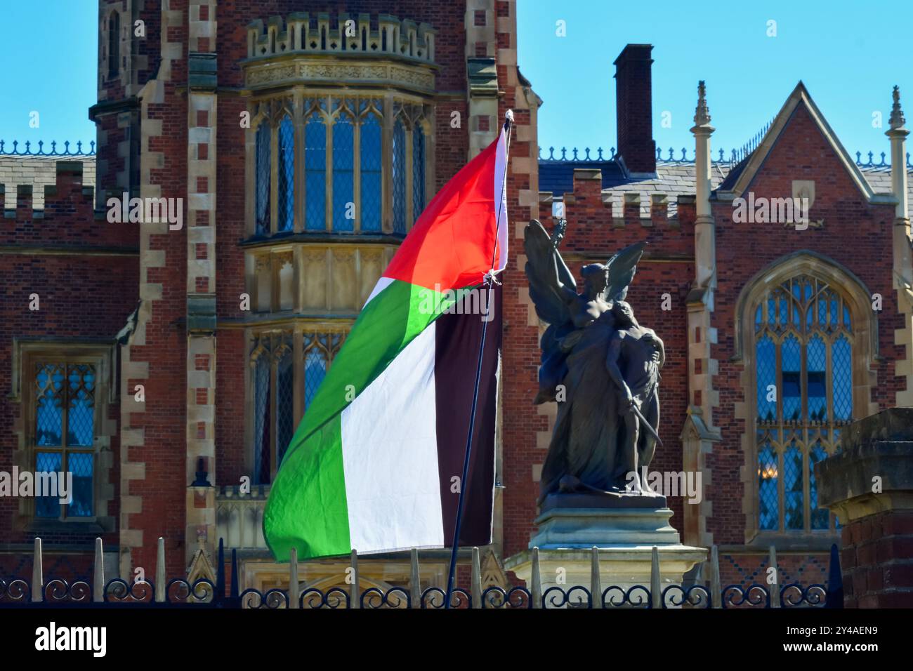 Belfast, Regno Unito 17/09/2024, bandiera della Palestina che sventola di fronte all'edificio della Queen's University Belfast lanyon. Protesta di solidarietà palestinese fuori dalla Queens University Belfast Irlanda del Nord Credit:HeadlineX/Alamy Live News Foto Stock