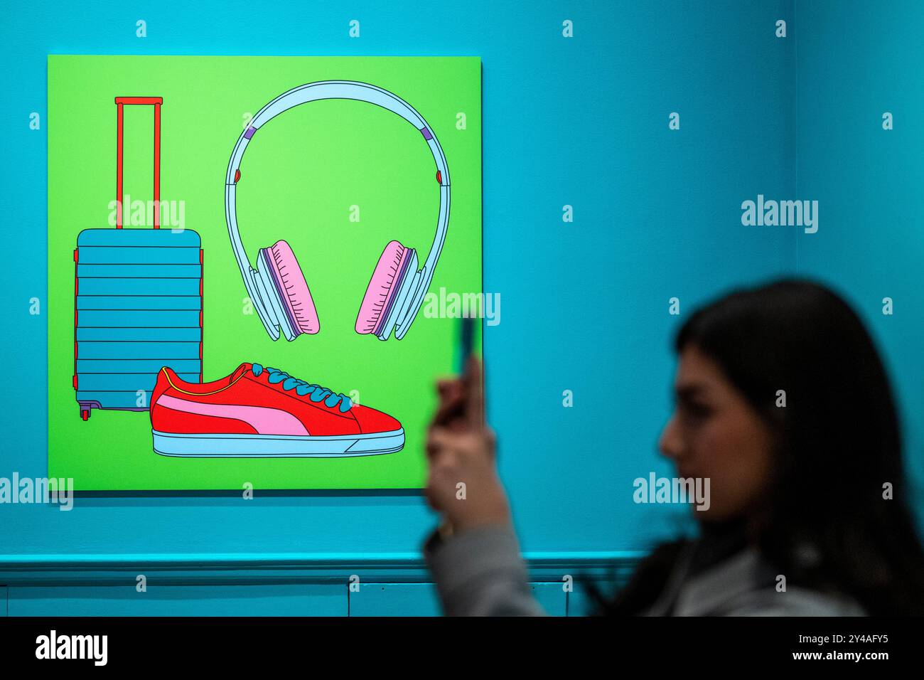 Londra, Regno Unito. 17 settembre 2024. "Untitled (with suitcase)", 2020, in anteprima della prima mostra personale dell'artista Michael Craig-Martin RA alla Royal Academy of Arts I suoi caratteristici grandi dipinti dai colori vivaci di oggetti di uso quotidiano, accanto a scultura, pittura e disegno, nonché drammatiche installazioni site-specific e una nuova opera digitale immersiva sono tra le oltre 120 opere dagli anni '1960 ai giorni nostri esposte dal 21 settembre al 10 dicembre 2024. Crediti: Stephen Chung / Alamy Live News Foto Stock