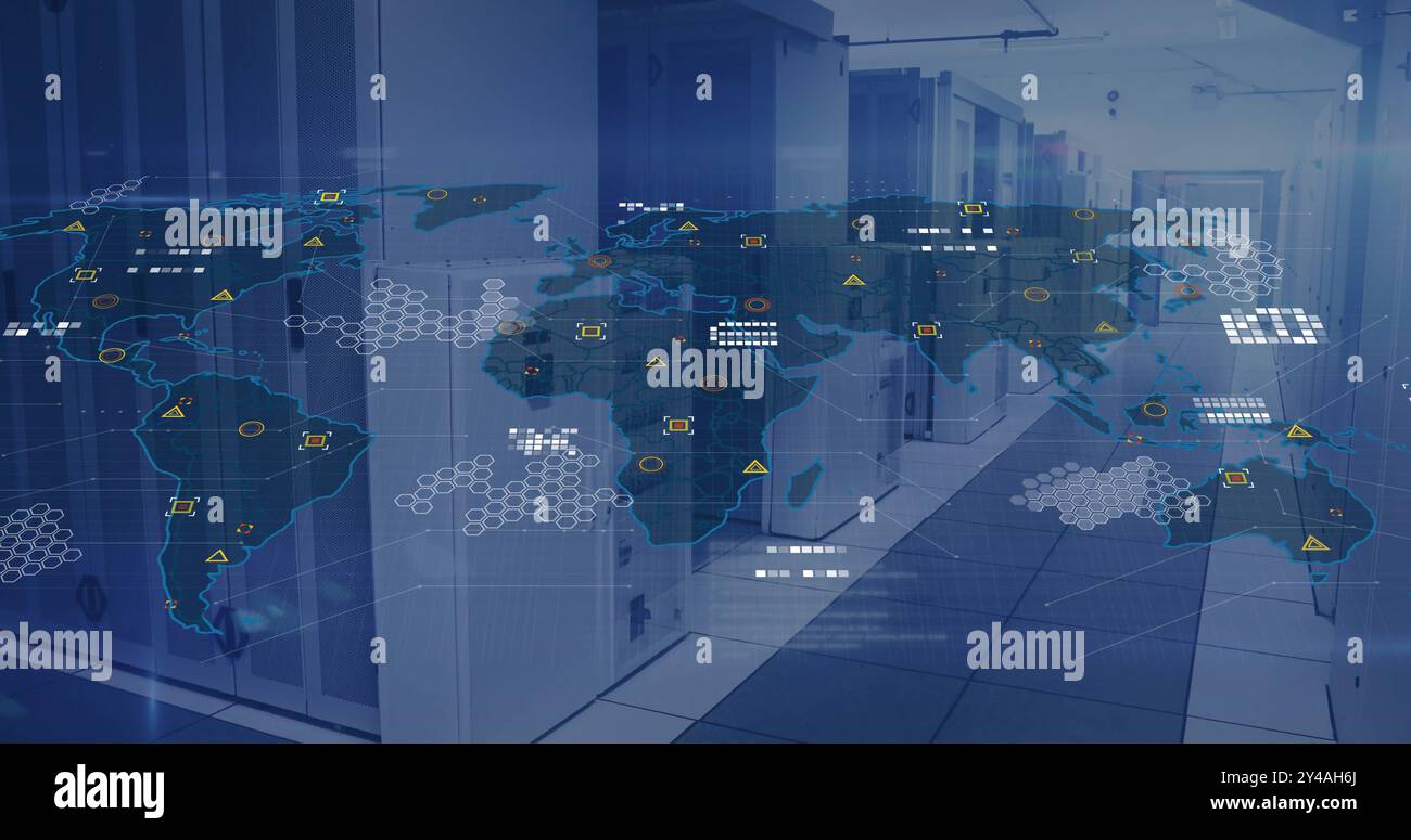 Immagine dell'elaborazione digitale dei dati su mappe mondiali e server informatici Foto Stock