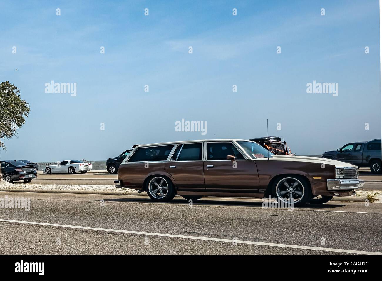 Gulfport, MS - 4 ottobre 2023: Vista laterale grandangolare di una Chevrolet Malibu Station Wagon del 1983 in una mostra di auto locale. Foto Stock