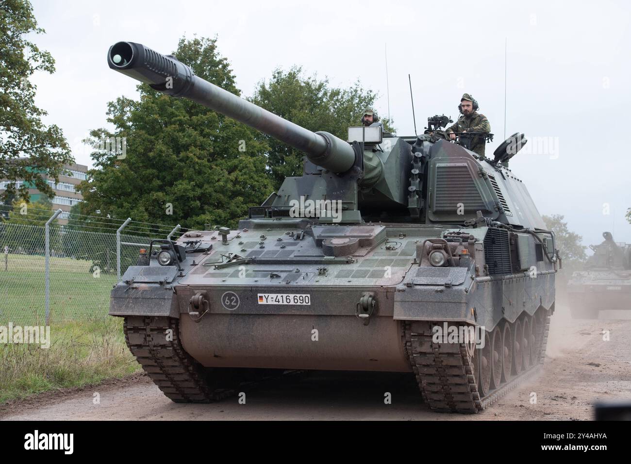 Soldaten fahren mit einer Panzerhaubitze 2000, Bundesverteidigungsminister Boris Pistorius besucht die Artillerieschule in Idar-Oberstein am 16.09.2024, *** i soldati guidano un obice semovente 2000, il ministro federale della difesa Boris Pistorius visita la scuola di artiglieria a Idar Oberstein il 16 09 2024, Foto Stock