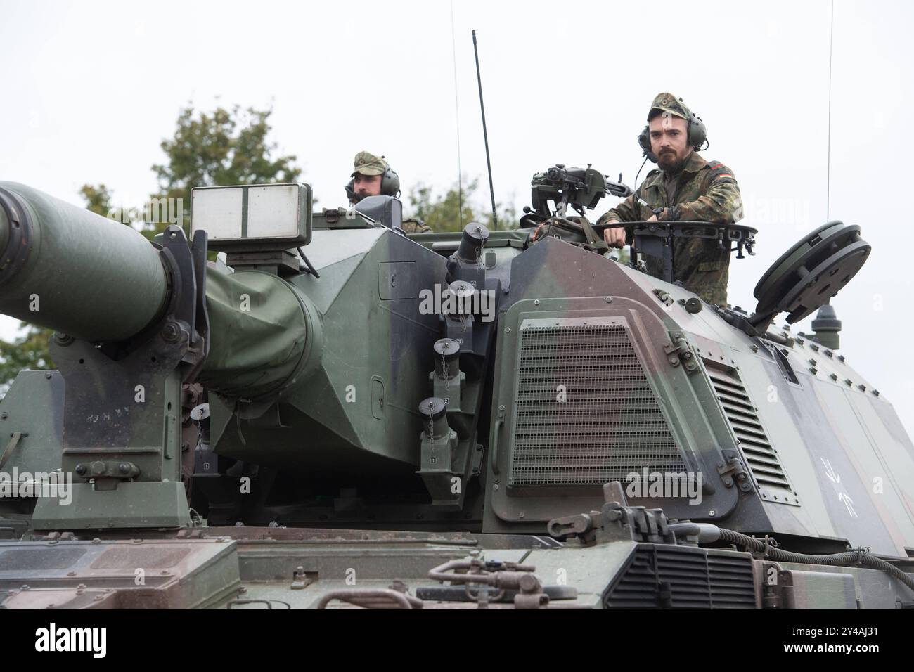Soldaten fahren mit einer Panzerhaubitze 2000, Bundesverteidigungsminister Boris Pistorius besucht die Artillerieschule in Idar-Oberstein am 16.09.2024, *** i soldati guidano un obice semovente 2000, il ministro federale della difesa Boris Pistorius visita la scuola di artiglieria a Idar Oberstein il 16 09 2024, Foto Stock