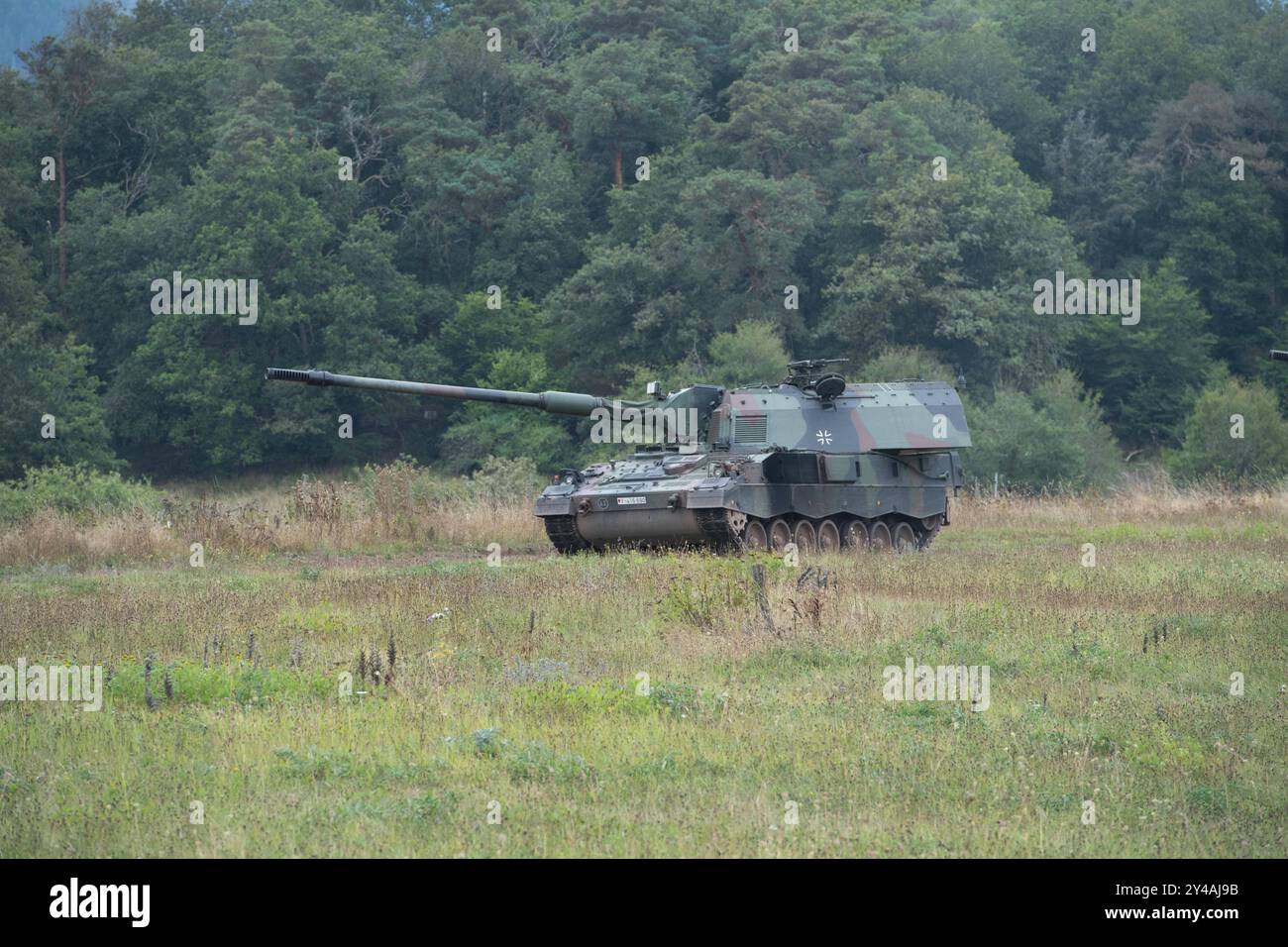 Eine Panzerhaubitze 2000 im Gelaende Bundesverteidigungsminister Boris Pistorius besucht die Artillerieschule in Idar-Oberstein am 16.09.2024, *** Un obice semovente del 2000 sul campo il ministro federale della difesa Boris Pistorius visita la scuola di artiglieria a Idar Oberstein il 16 09 2024, Foto Stock