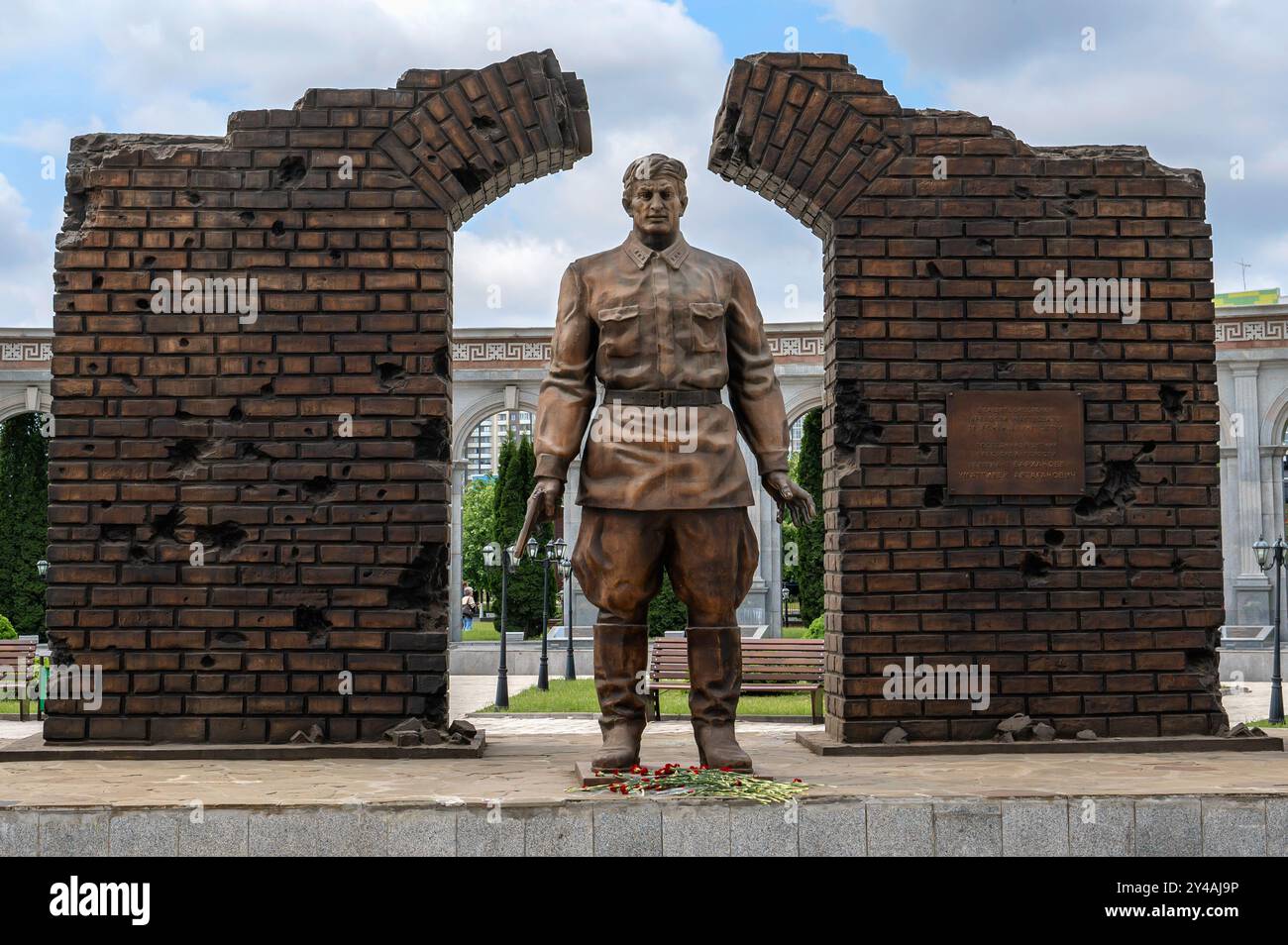Nazran, Inguscezia, RUSSIA - 12 MAGGIO 2024: Un monumento all'ultimo difensore della fortezza di Brest, tenente Umatgirey Barkhanoyev. L'eroe è raffigurato Foto Stock