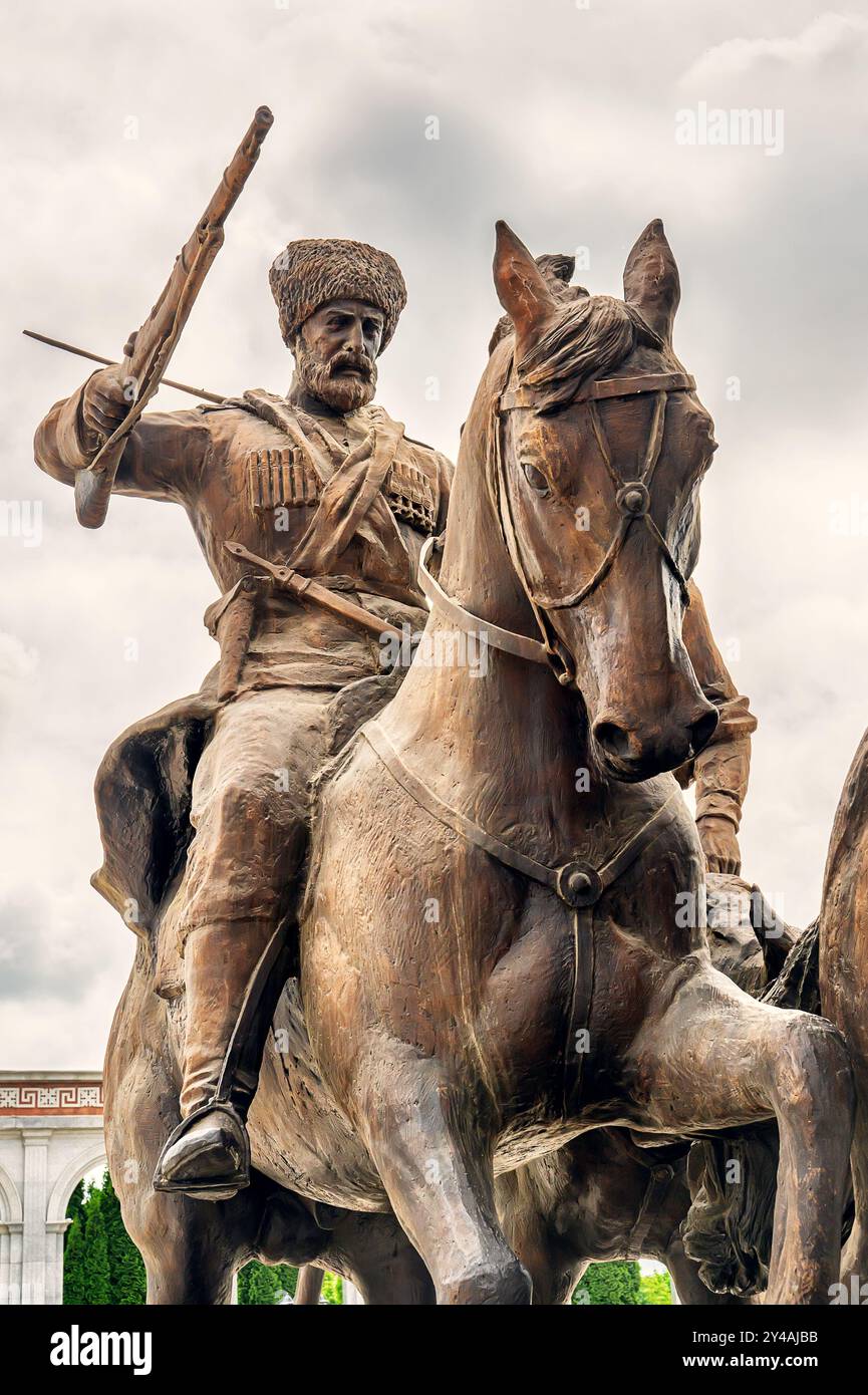 Nazran, Inguscezia, RUSSIA - 12 MAGGIO 2024: Un monumento equestre al reggimento Ingusceto della Divisione selvaggia, che faceva parte dell'Impero russo Foto Stock