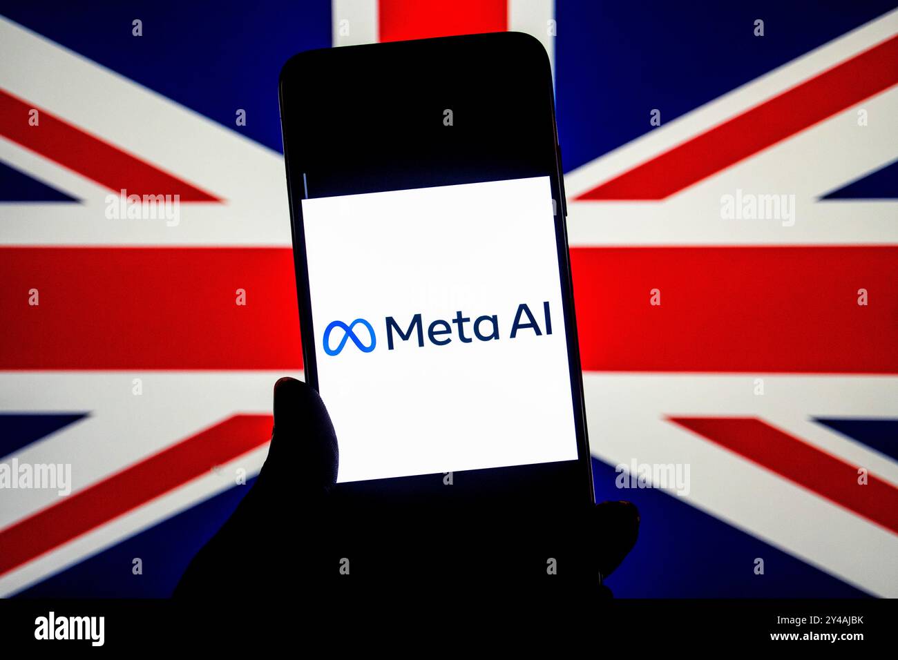 In questa immagine, un logo Meta ai visualizzato su uno smartphone con una bandiera del Regno Unito sullo sfondo. Meta ai, una divisione di Meta (ex Facebook), ha una presenza attiva nel Regno Unito, concentrandosi principalmente sulla ricerca e lo sviluppo dell'intelligenza artificiale. Il Regno Unito è sede del laboratorio di ricerca sull'intelligenza artificiale di Meta a Londra, uno dei suoi più grandi hub al di fuori degli Stati Uniti. Questo laboratorio svolge un ruolo chiave nel progresso delle tecnologie di intelligenza artificiale in aree quali l'elaborazione del linguaggio naturale, la visione artificiale e la robotica. Il robusto ambiente accademico del Regno Unito, con università leader e un vivace ecosistema tecnologico, lo rende Foto Stock