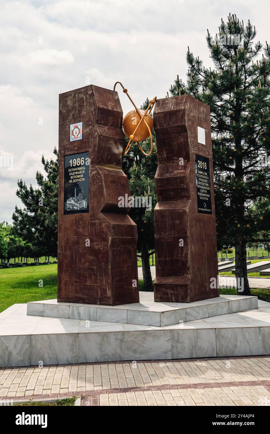 Nazran, Inguscezia, RUSSIA - 12 MAGGIO 2024: Memoriale della memoria e della gloria. Monumento alla tragedia di Chernobyl sul territorio del Memorial Complex in Foto Stock