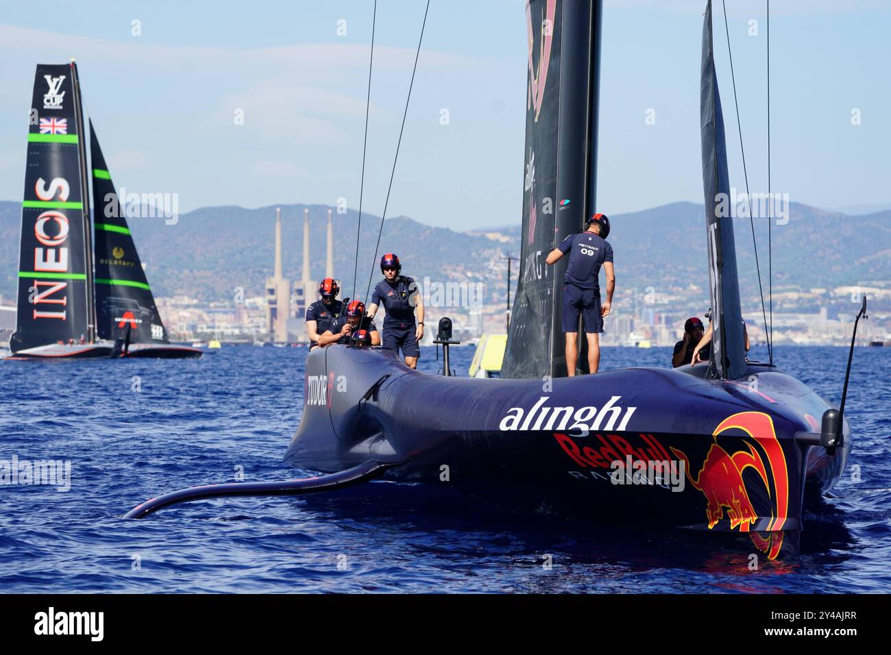 Barcellona, Spagna. 16 settembre 2024; Porto di Barcellona, Catalogna, Spagna; 2024 Americas Cup, Louis Vuitton Cup semi Final Yacht Race; Alinghi Red Bull Racing con INEOS Britannia britannica nel backgropund Credit: Action Plus Sports Images/Alamy Live News Foto Stock