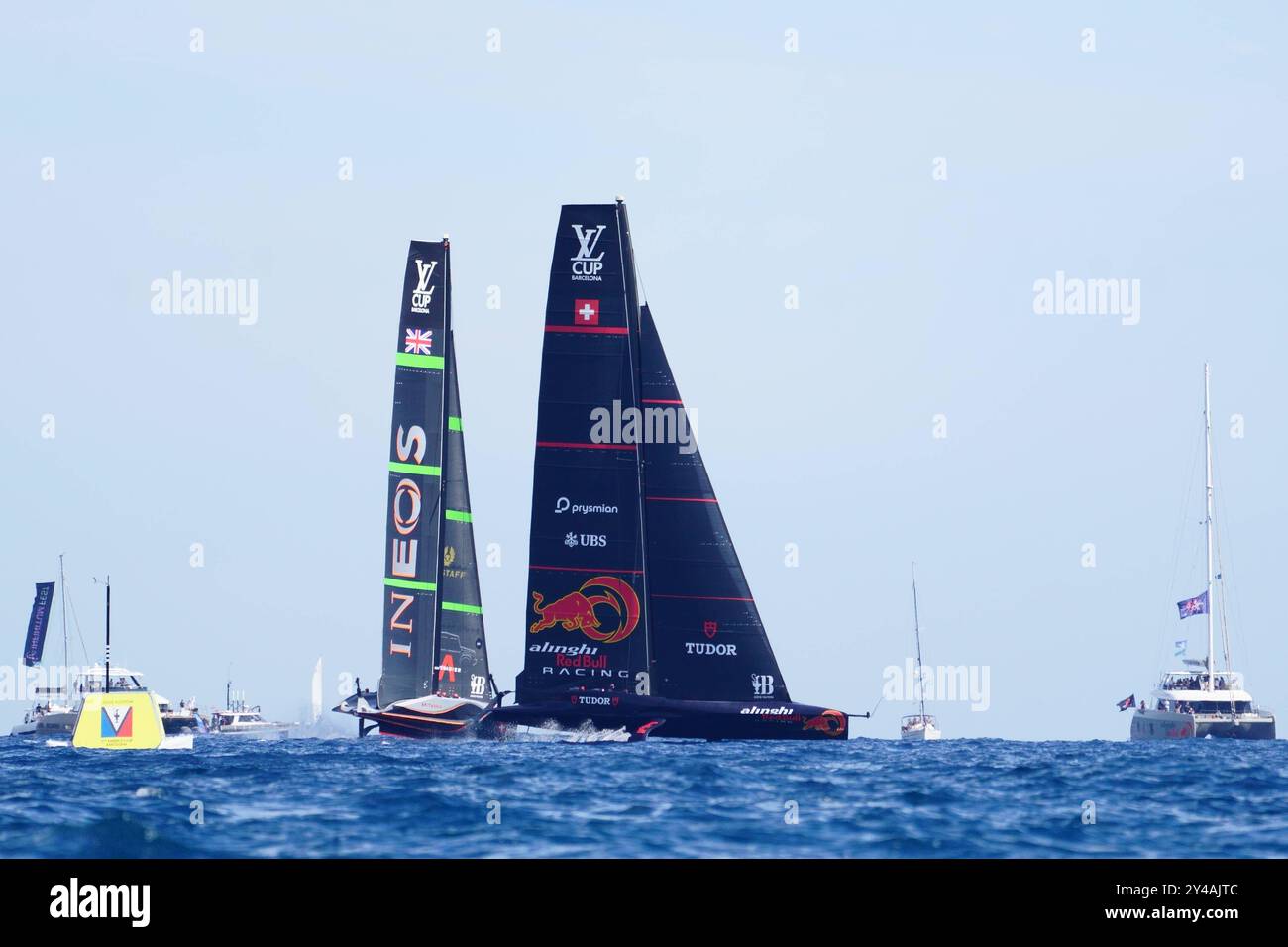 Barcellona, Spagna. 16 settembre 2024; Porto di Barcellona, Catalogna, Spagna; 2024 Americas Cup, Louis Vuitton Cup semi Final Yacht Race; Alinghi Red Bull Racing e INEOS Britannia Credit: Action Plus Sports Images/Alamy Live News Foto Stock