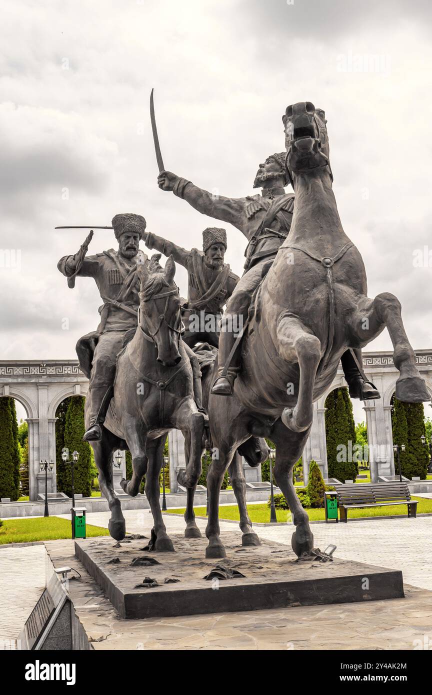 Nazran, Inguscezia, RUSSIA - 12 MAGGIO 2024: Un monumento equestre al reggimento Ingusceto della Divisione selvaggia, che faceva parte dell'Impero russo Foto Stock