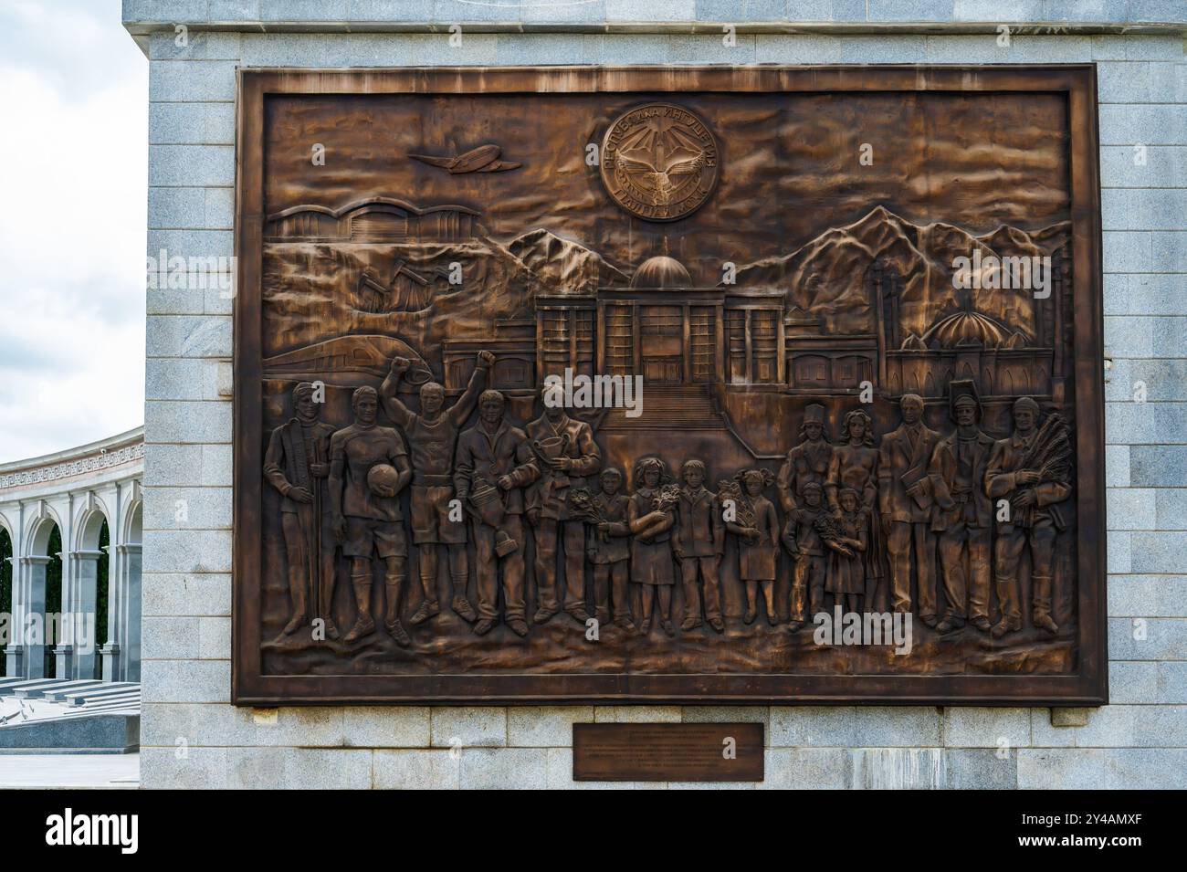 Nazran, Inguscezia, RUSSIA - 12 MAGGIO 2024: Memoriale della memoria e della gloria. Pannello in onore dell'ingresso della Repubblica di Inguscezia nel Fe russo Foto Stock