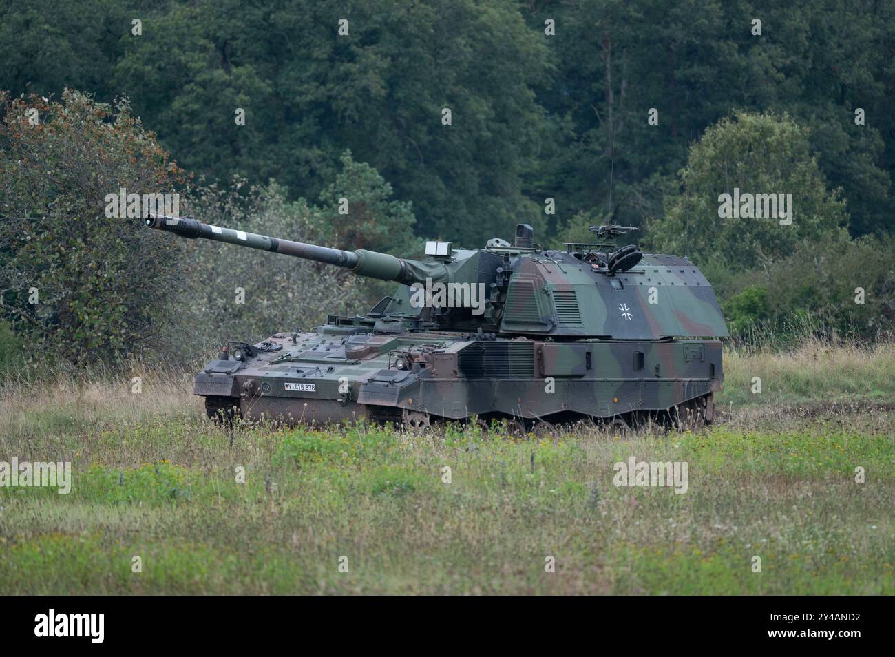 Idar Oberstein, Germania. 16 settembre 2024. Panzerhaubitze 2000 nella zona, il ministro federale della difesa Boris Pistorius visita la scuola di artiglieria a Idar-Oberstein il 16 settembre 2024, credito: dpa/Alamy Live News Foto Stock