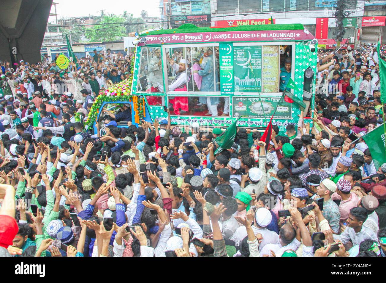 I musulmani partecipano a una processione in occasione di Eid Milad-un-Nabi, l'anniversario della nascita del Profeta Maometto, a Chittagong, Bangladesh Foto Stock