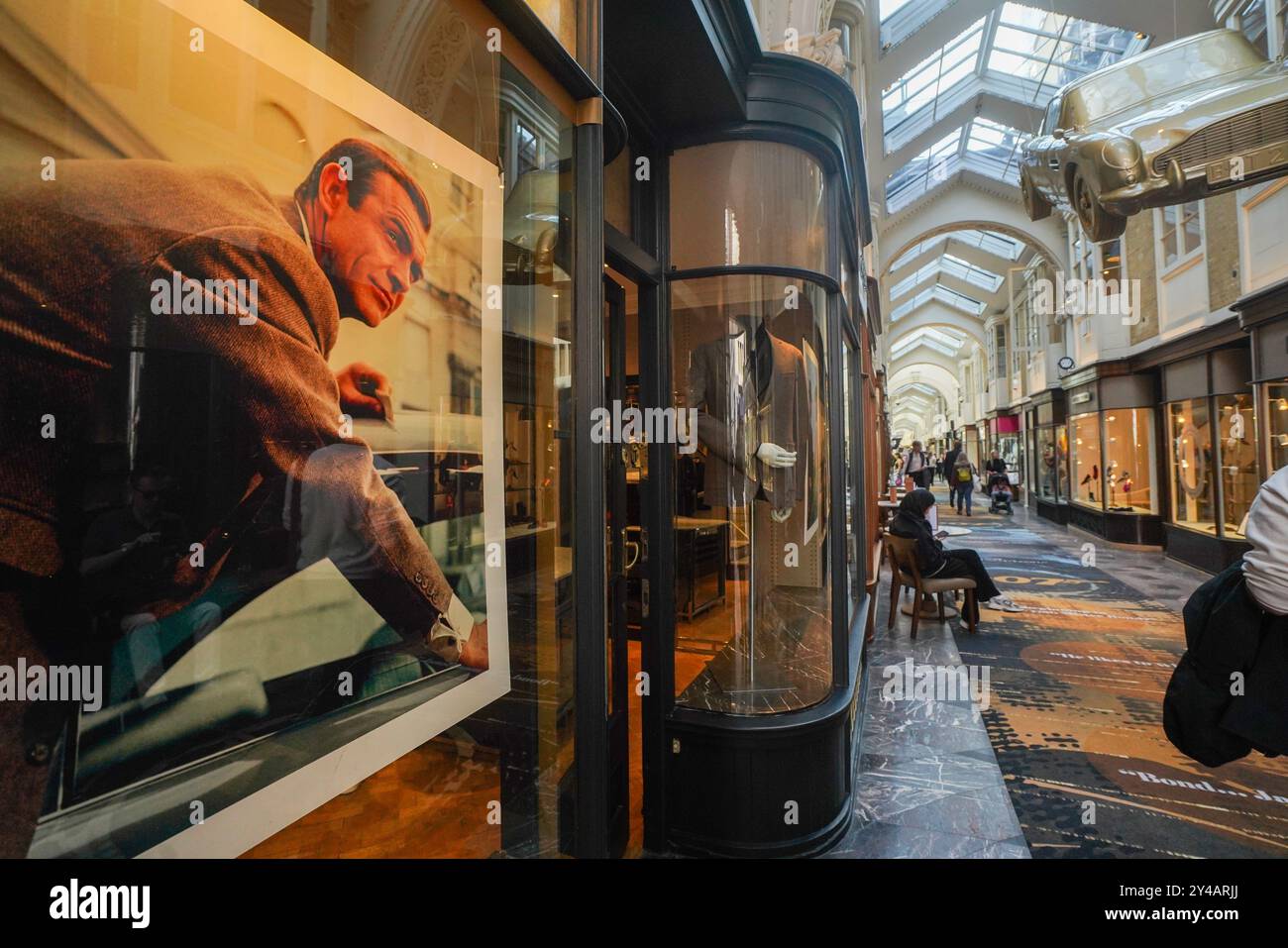 Londra, Regno Unito. 17 settembre 2024 il Burlington Arcade di Piccadilly è decorato con il tema James Bond 007 per celebrare i 60 anni di Goldfinger Credit: Amer Ghazzal/Alamy Live News Foto Stock