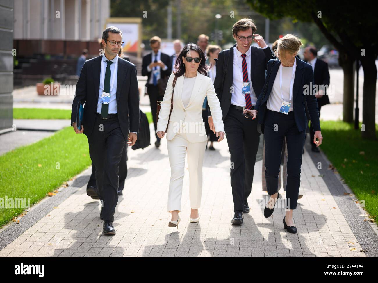 17 settembre 2024, Moldavia, Chisinau: Annalena Baerbock (seconda da sinistra, Alleanza 90/Verdi), ministro degli Esteri, insieme a Günter Sautter (l-r), direttore politico del Ministero degli Esteri federale, Christian Wagner, vice portavoce del Ministero degli Esteri federale, e Kerstin Bittiger, vice capo dell'Ufficio del Ministro, si recano al Ministero degli Esteri per una discussione con il loro omologo dopo la conferenza della piattaforma di sostegno della Moldavia Moldavia. Il ministro degli Esteri tedesco Baerbock partecipa alla riunione della Moldova Partnership Platform, una conferenza internazionale dei donatori che sostiene il Repu Foto Stock