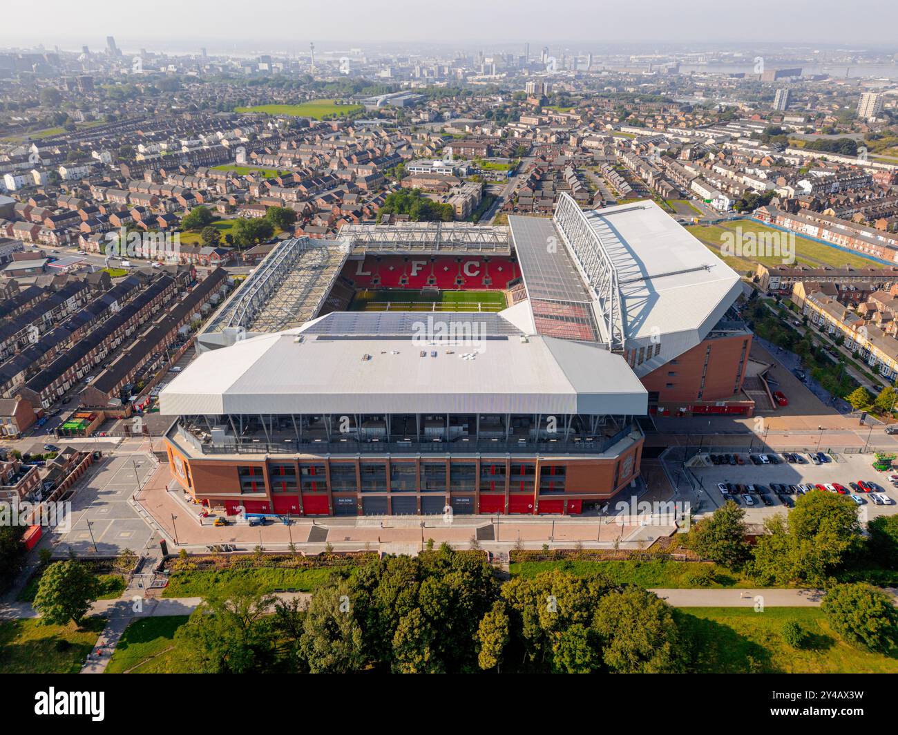 Anfield Stadium, sede del Liverpool Football Club, Liverpool, Regno Unito. Completata Anfield Road, stand all'alba. Foto Stock