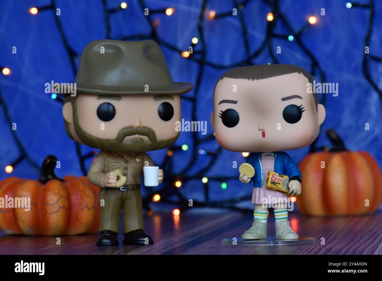 Funko Pop action figure di Jim Hopper e Eleven della serie TV Stranger Things. Nebbia blu, ragnatela, luci colorate, zucche di Halloween. Foto Stock