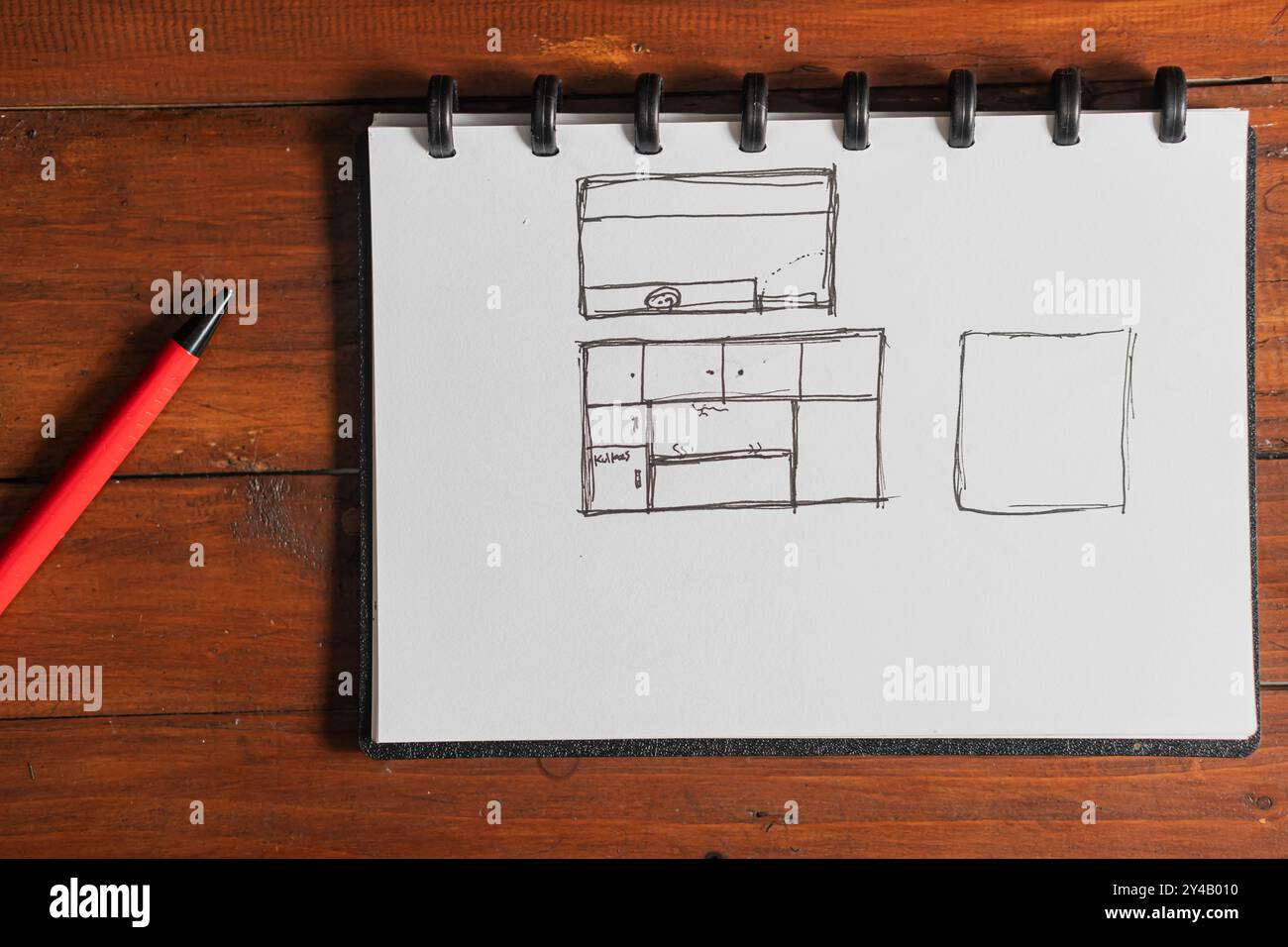 Una pagina di bozzetto con schizzi disegnati a mano di un layout di cucina e uno spazio vuoto. Gli schizzi includono armadi, lavabo e un piano di lavoro. A r Foto Stock