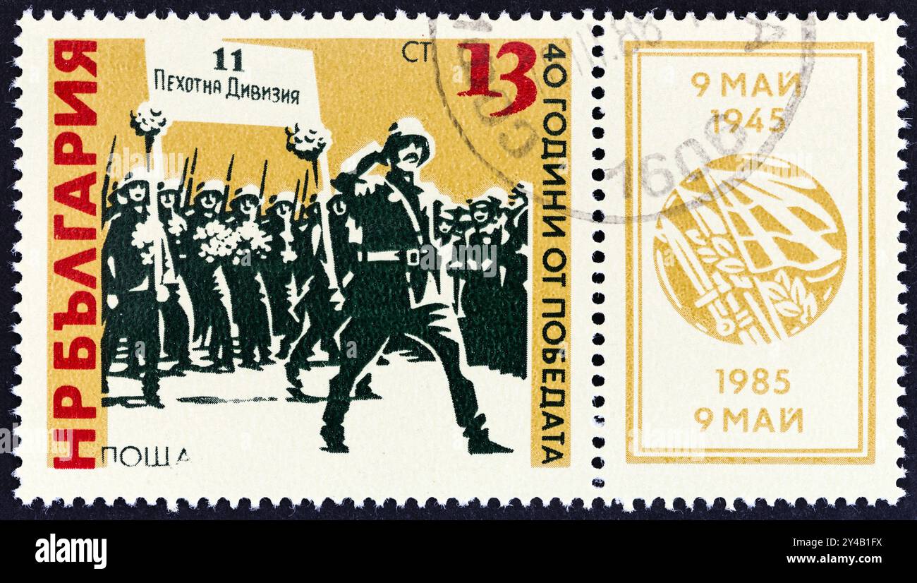 BULGARIA - 1985 CIRCA: Un francobollo stampato in Bulgaria mostra la parata dell'11th Infantry Division, Sofia Foto Stock
