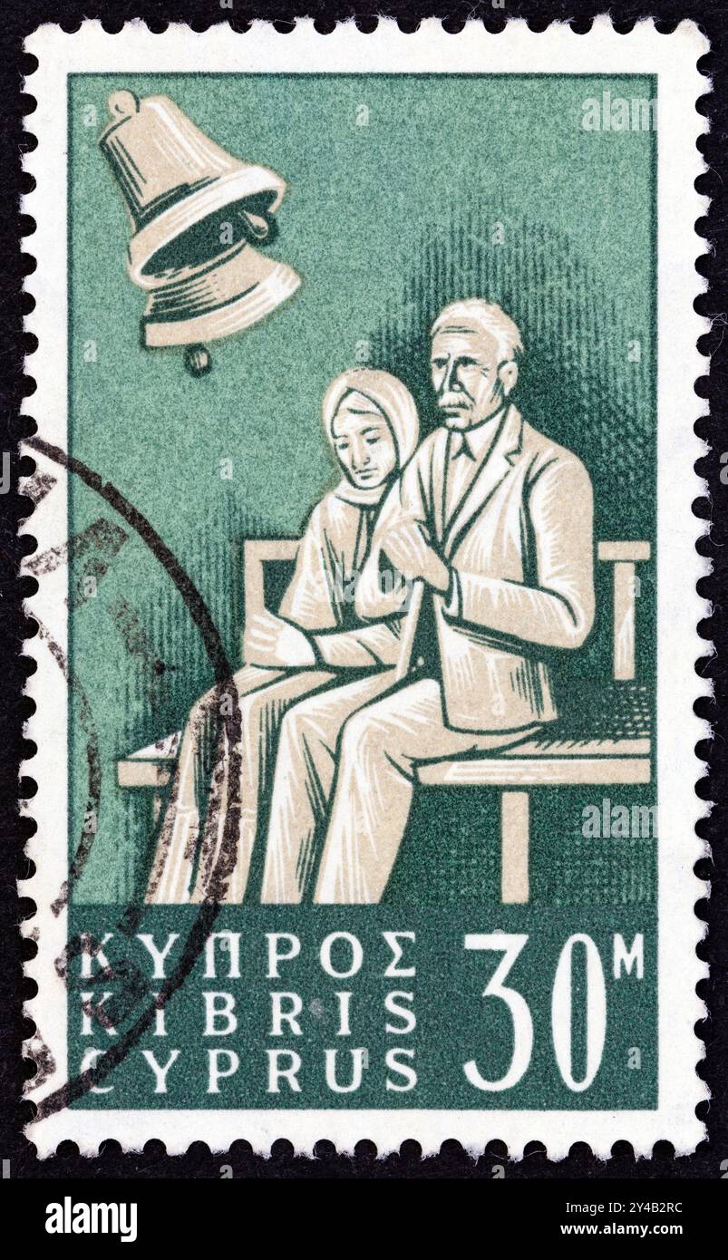 CIPRO - 1965 CIRCA: Un francobollo stampato a Cipro dalla rivista "legge sulle assicurazioni sociali" mostra i pensionati Foto Stock