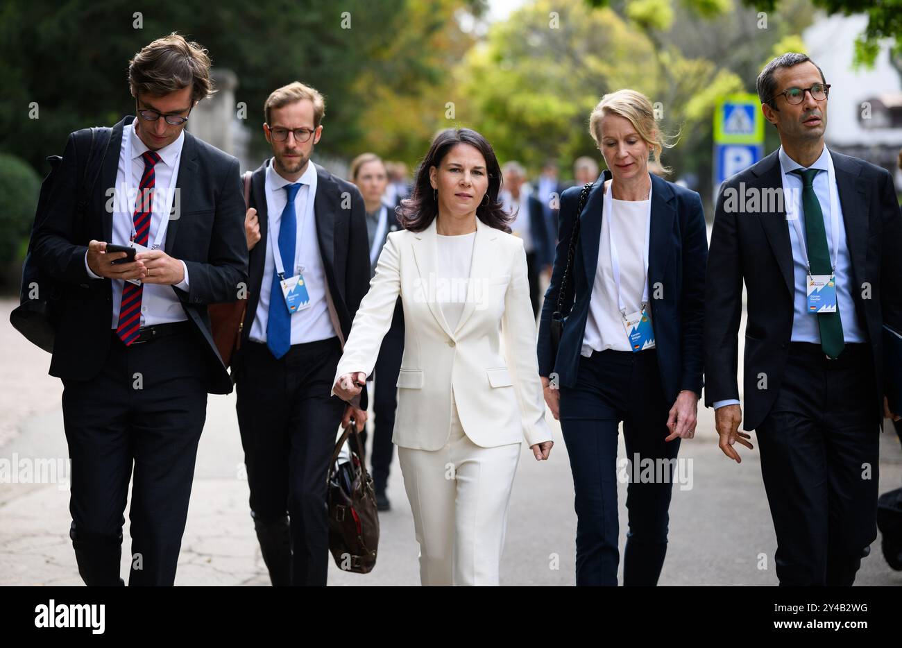 17 settembre 2024, Moldavia, Chisinau: Annalena Baerbock (M, Alleanza 90/Verdi), ministro degli Esteri, si unisce a Christian Wagner (l-r), vice portavoce del Ministero federale degli Esteri, Sebastian Ernst, ufficio del ministro, Kerstin Bittiger, vice capo dell'Ufficio del ministro, e Günter Sautter, direttore politico del Ministero federale degli Esteri, per una discussione presso il Centro per la comunicazione strategica e la lotta alla disinformazione e la propaganda. Il ministro degli Esteri tedesco Baerbock partecipa alla riunione della Moldova Partnership Platform, una conferenza internazionale dei donatori che si svolge in questo settore Foto Stock