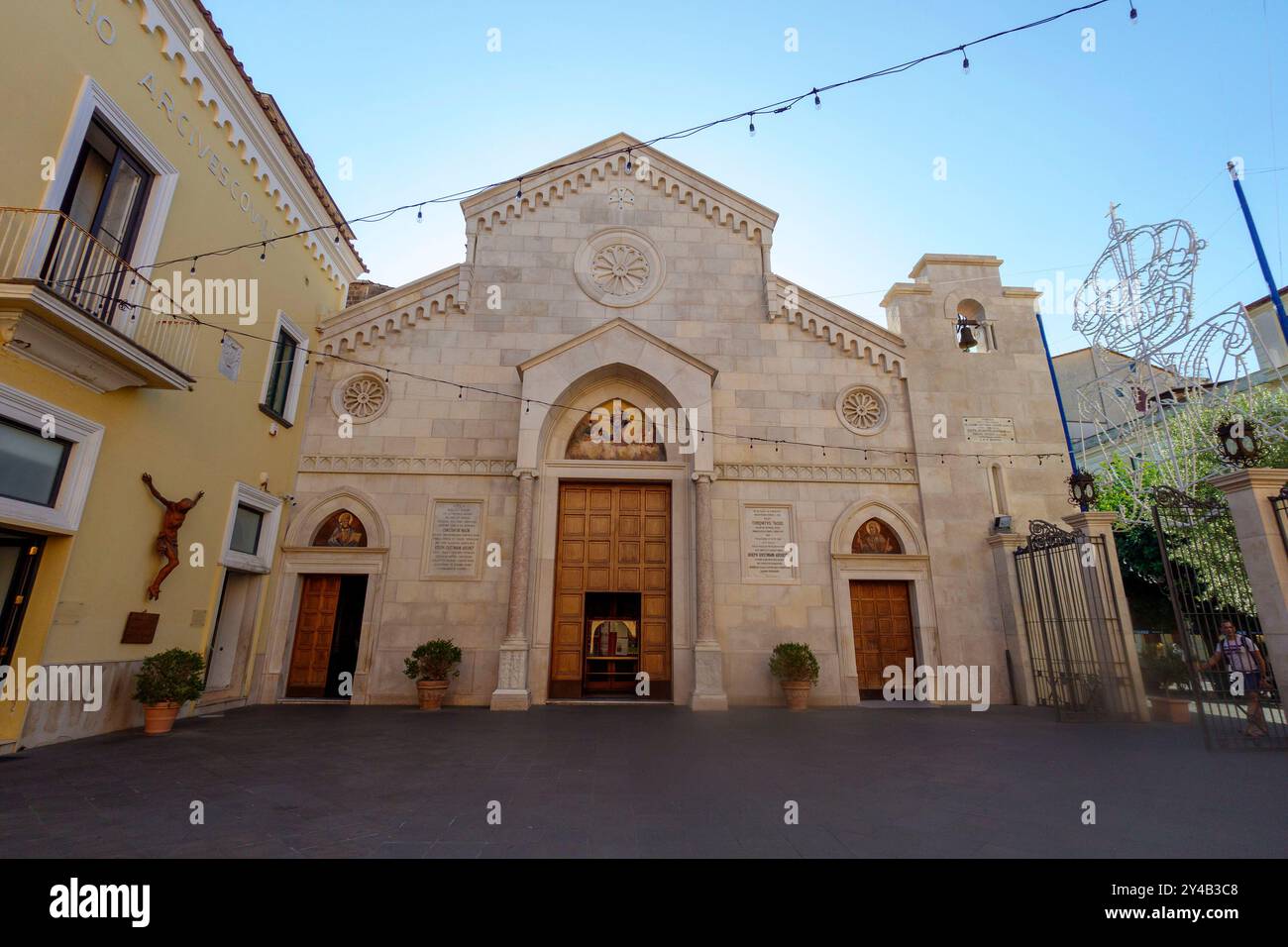 Facciata storica in pietra della Cattedrale dei Santi Filippo e Giacomo con una grande porta in legno nella città italiana di Sorrento, Italia, Europa Foto Stock