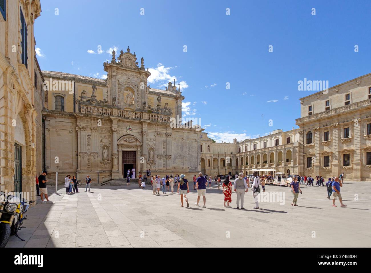 Facciata settentrionale della cattedrale di Lecce in Piazza del Duomo, Lecce, Italia, Europa Foto Stock