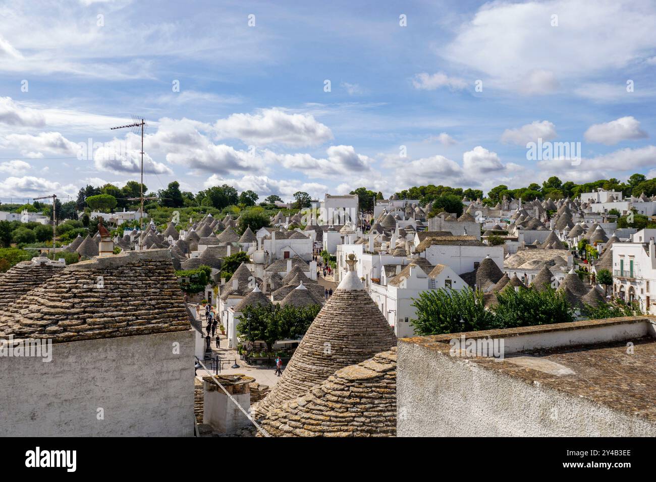 Vista ad alto angolo dei tetti circolari dei tradizionali trullo di Alberobello, Italia, Europa Foto Stock