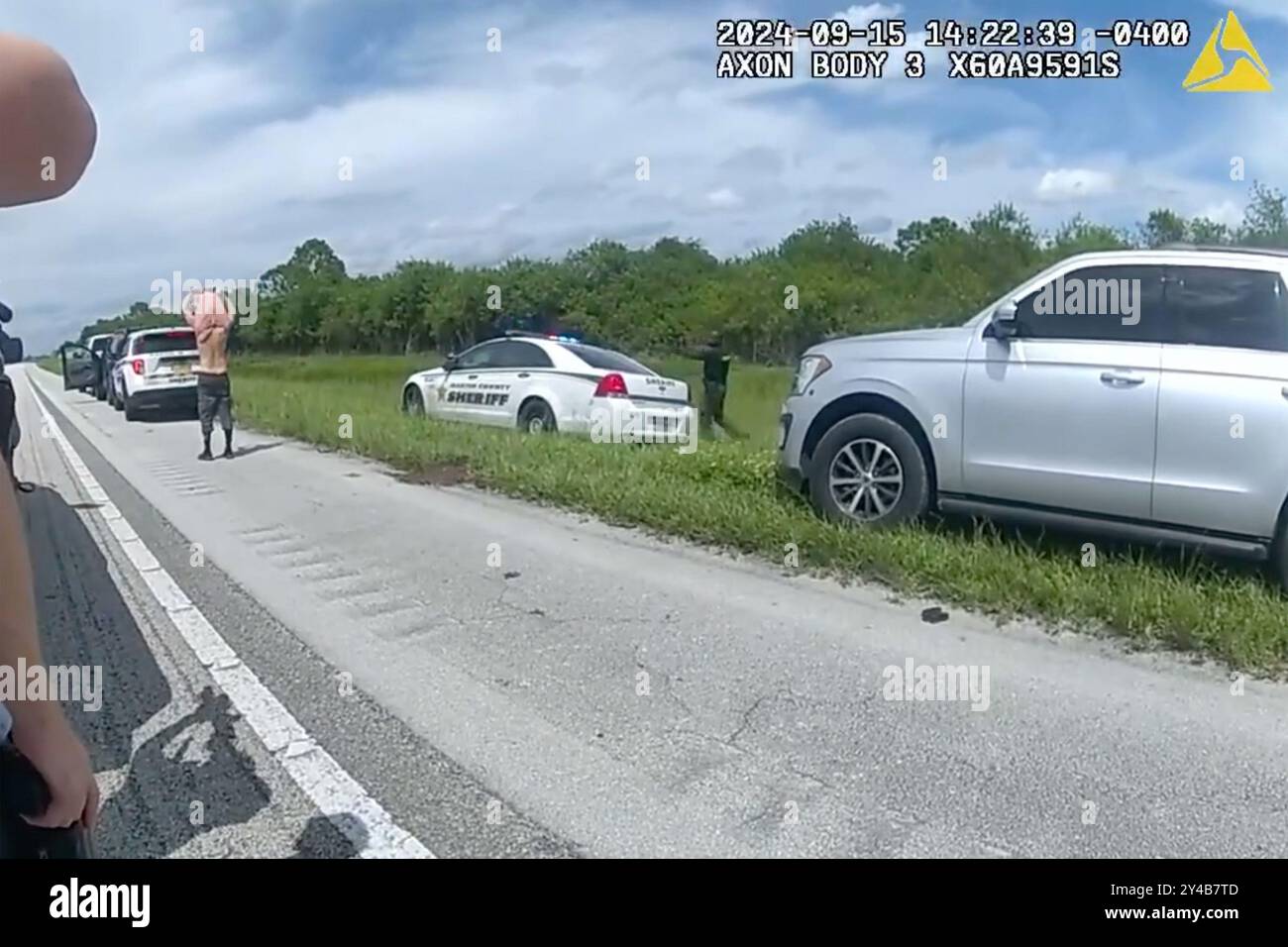 Ryan Routh, raffigurato qui in questo screengrab tratto dal filmato della telecamera della polizia, viene arrestato dagli agenti delle forze dell'ordine presso l'ufficio dello sceriffo della contea di Martin per il tentato omicidio dell'ex presidente Donald Trump domenica 15 settembre 2024. Foto tramite l'Ufficio dello sceriffo della contea di Martin/UPI Foto Stock