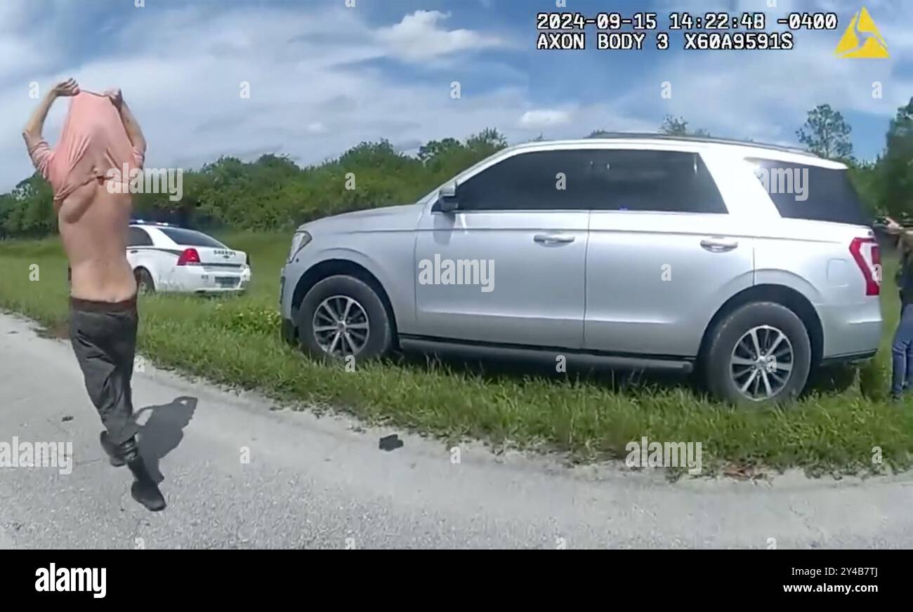 Ryan Routh, raffigurato qui in questo screengrab tratto dal filmato della telecamera della polizia, viene arrestato dagli agenti delle forze dell'ordine presso l'ufficio dello sceriffo della contea di Martin per il tentato omicidio dell'ex presidente Donald Trump domenica 15 settembre 2024. Foto tramite l'Ufficio dello sceriffo della contea di Martin/UPI Foto Stock