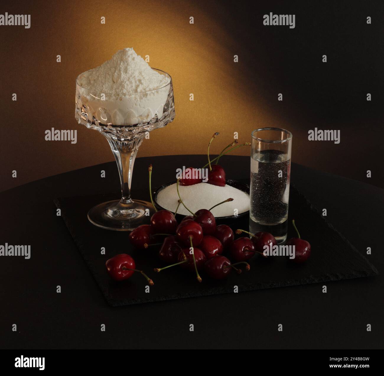 Ciliegie, farina e zucchero preparate per preparare gnocchi tradizionali ucraini. Foto Stock