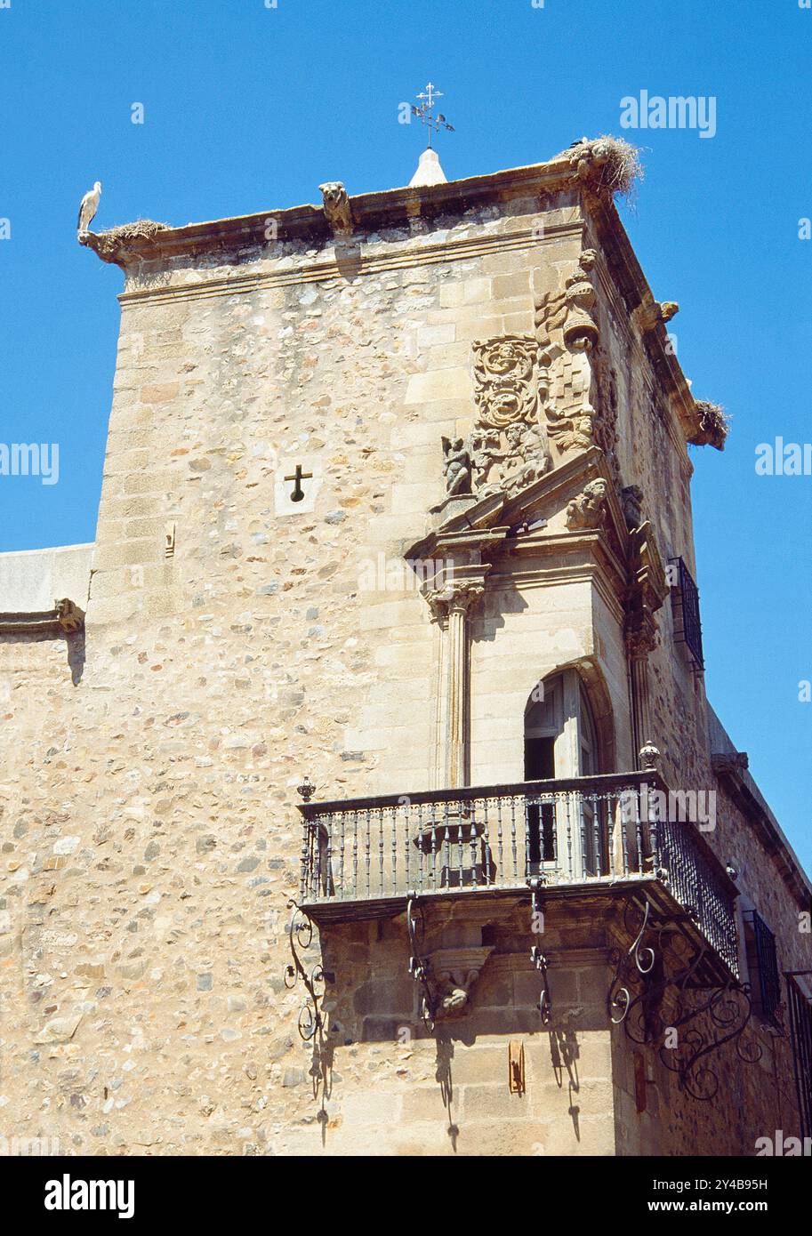 Torre e balcone ad angolo. Godoy Palace, Caceres, Spagna. Foto Stock