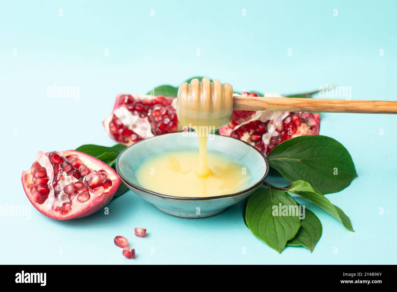 Rosh hashanah, festa di Capodanno ebraica, sfondo con melograno e miele, cibo tradizionale per festeggiamenti Foto Stock