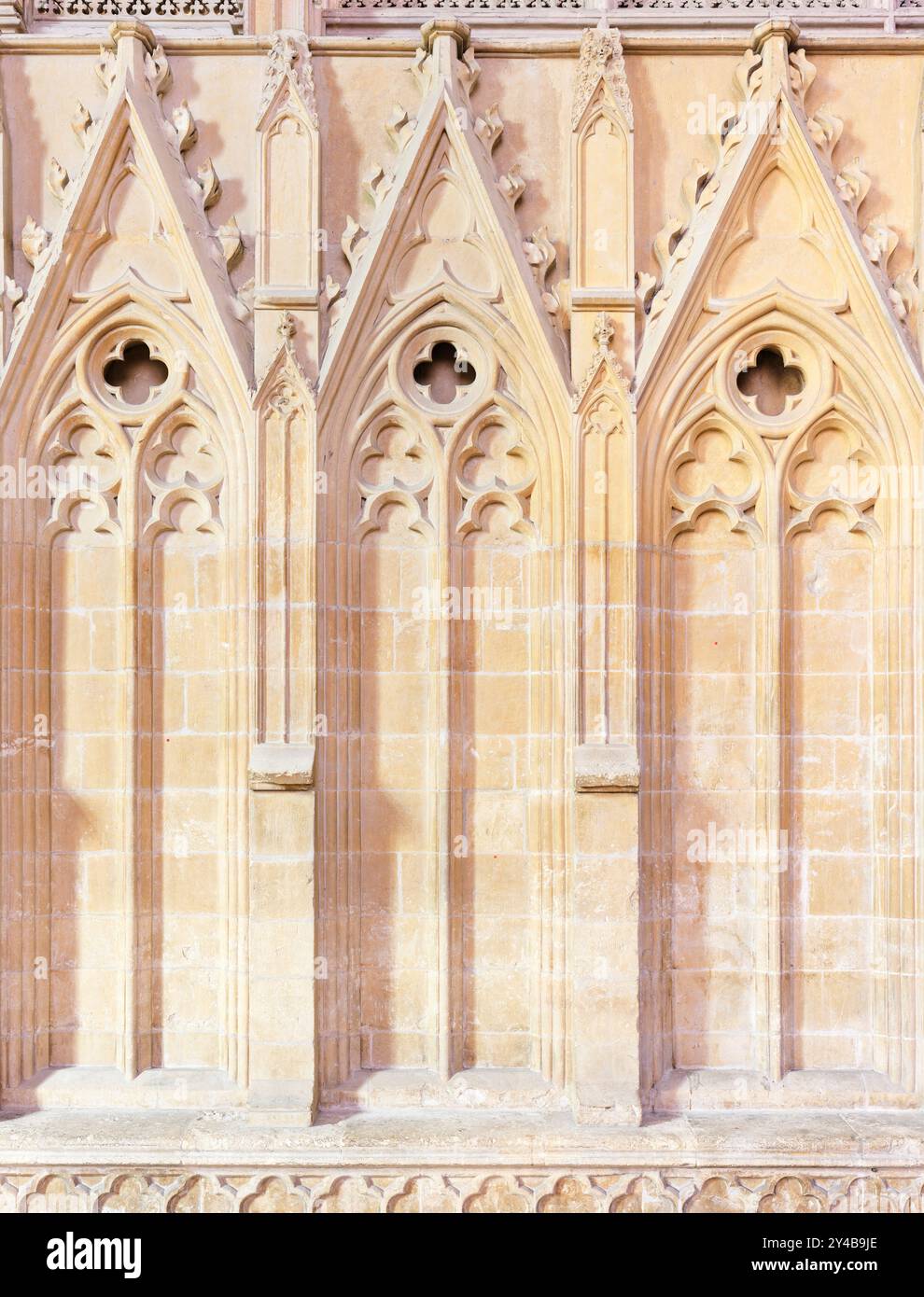 Muratura decorativa ad arco su un muro nella cattedrale di Lincoln, in Inghilterra. Foto Stock