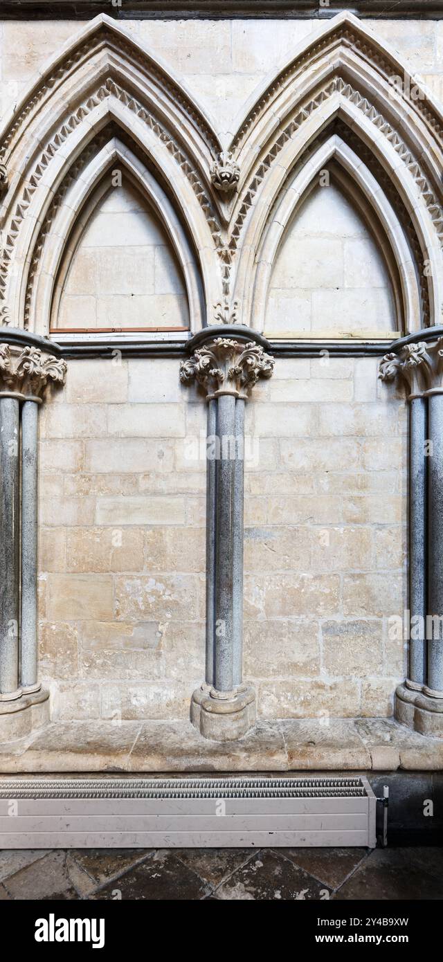 Muratura decorativa ad arco su un muro della casa capitolare nella cattedrale di Lincoln, in Inghilterra. Foto Stock