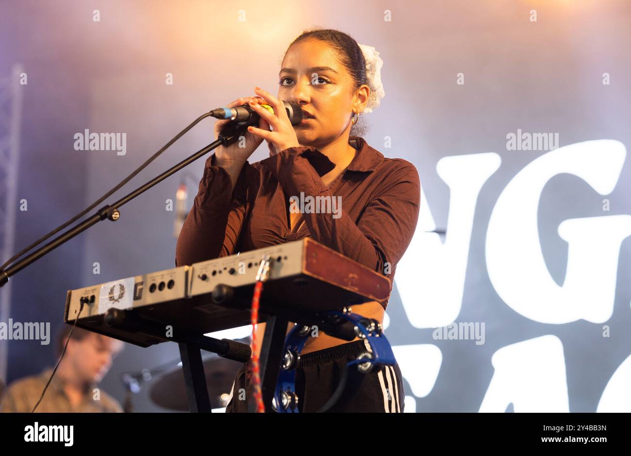 Lily Fontaine, cantante e musicista della band English Teacher, dal vivo sul palco, festival Bearded Theory, Catton Hall, maggio 2024 Foto Stock