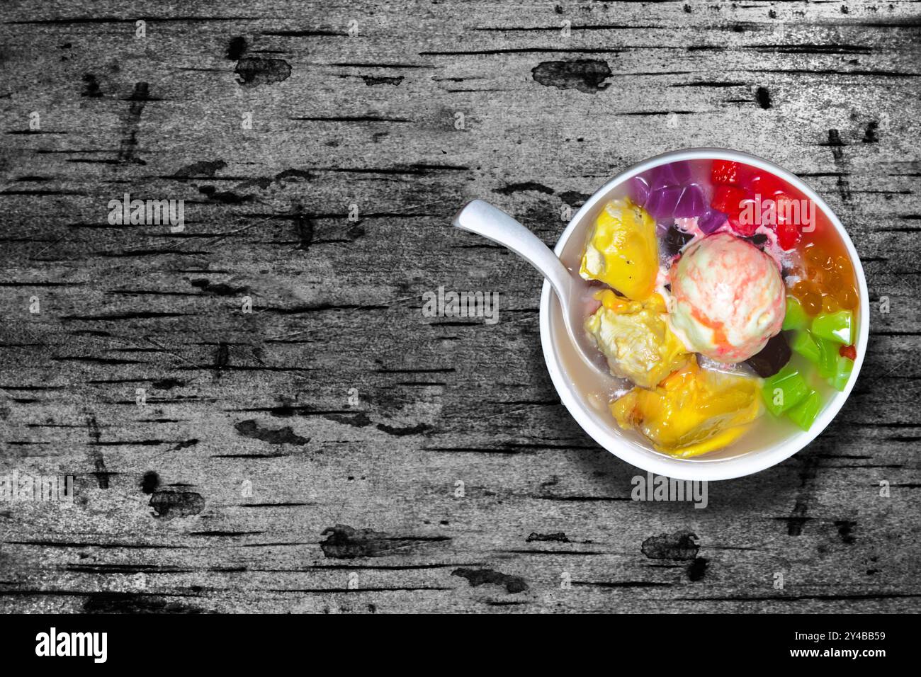 gelato fresco con condimento dolce. Questo gelato è mescolato con frutta duriana ed è solitamente chiamato minestra duriana. può essere rinfrescante nel bruciore Foto Stock