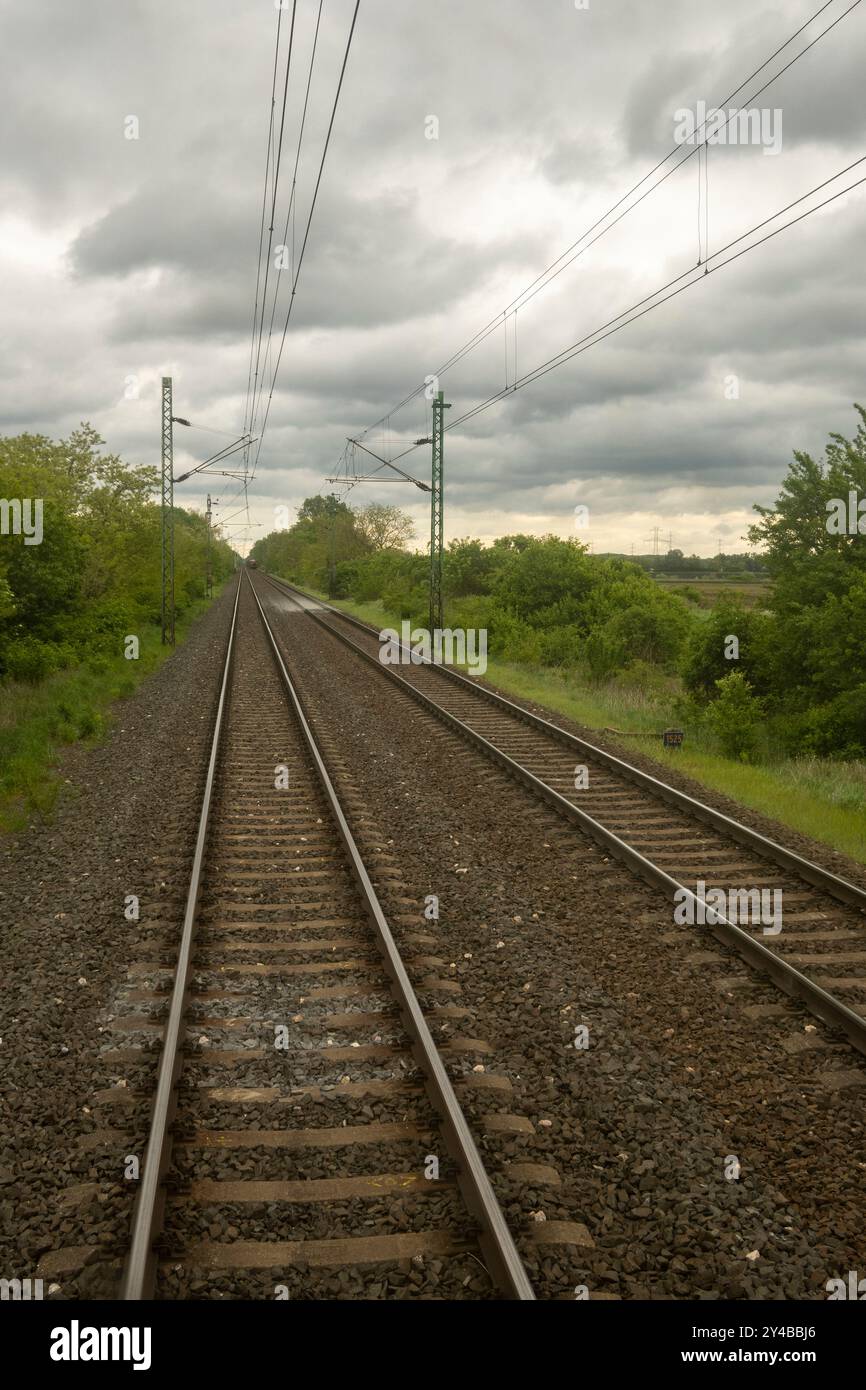 Linee ferroviarie sotto un cielo nuvoloso Foto Stock