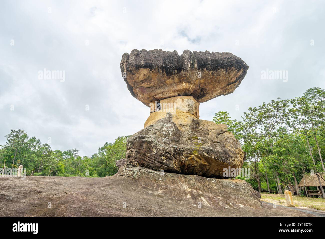 Insolita grande formazione rocciosa che si accumula al Phu Phra Bat Historical Park, Udon Thani, Thailandia. Foto Stock