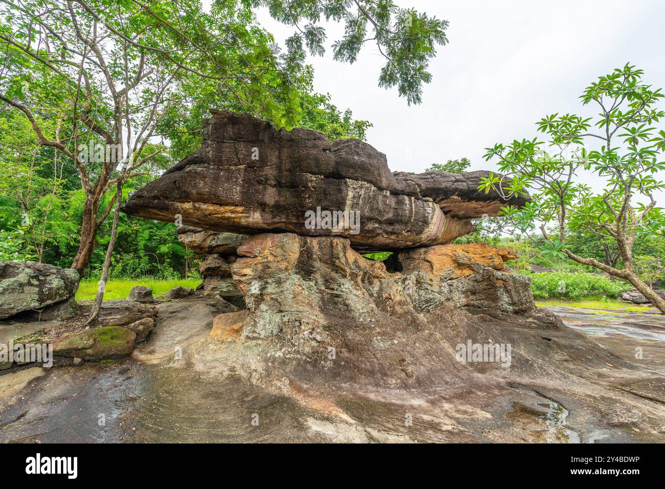 Insolita grande formazione rocciosa che si accumula al Phu Phra Bat Historical Park, Udon Thani, Thailandia. Foto Stock