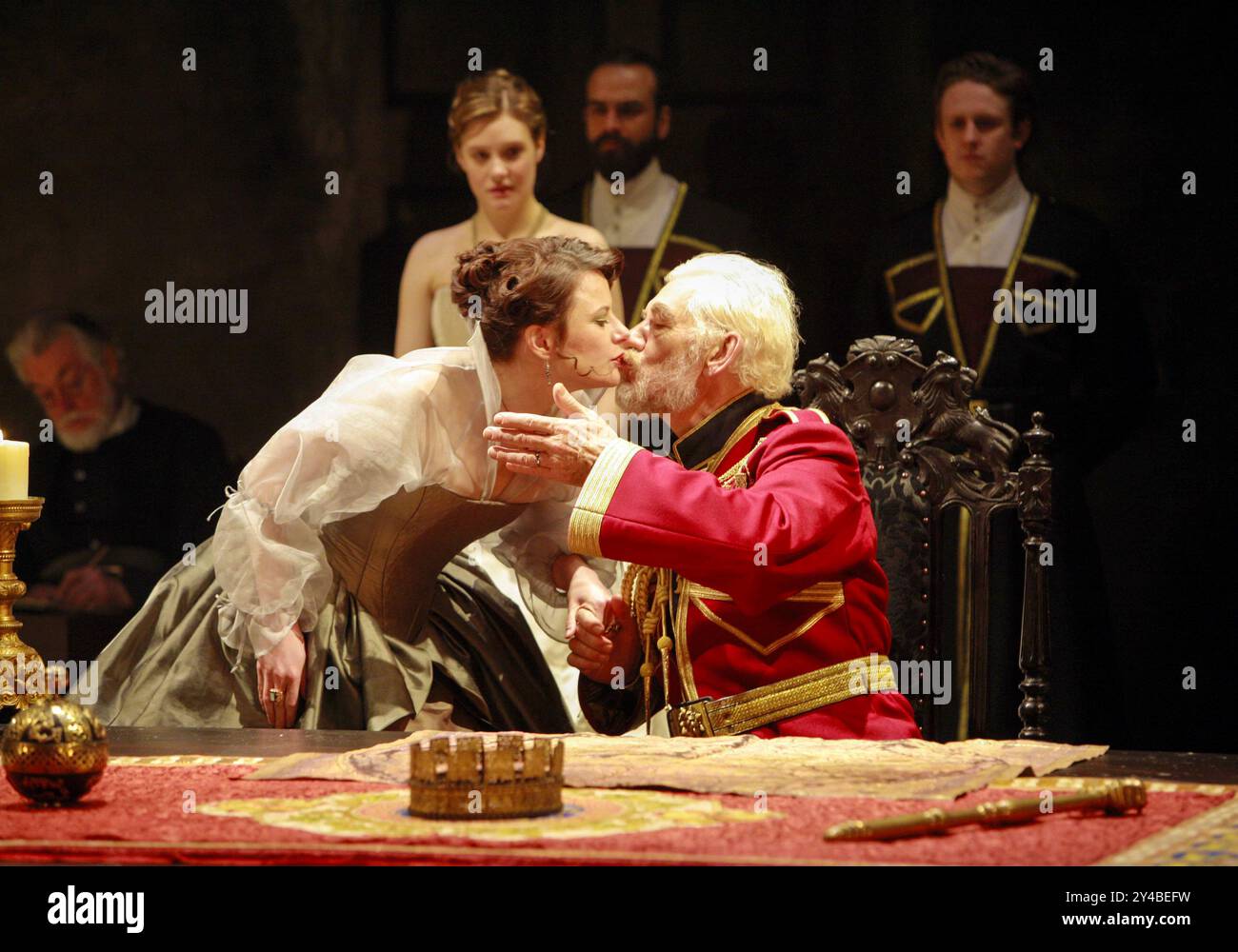 I/i - a tavola: Monica Dolan (Regan), Ian McKellen (King Lear) guardato da Romola Garai (Cordelia - posteriore) in RE LEAR di Shakespeare alla Royal Shakespeare Company (RSC), Courtyard Theatre, Stratford-upon-Avon, Inghilterra 03/04/2007 disegno: Christopher Oram illuminazione: Neil Austin regista: Trevor Nunn Foto Stock