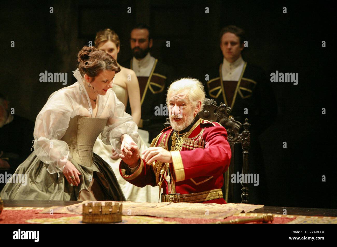 Monica Dolan (Regan), Ian McKellen (King Lear) in KING LEAR di Shakespeare alla Royal Shakespeare Company (RSC), Courtyard Theatre, Stratford-upon-Avon, Inghilterra 03/04/2007 design: Christopher Oram illuminazione: Neil Austin regista: Trevor Nunn Foto Stock
