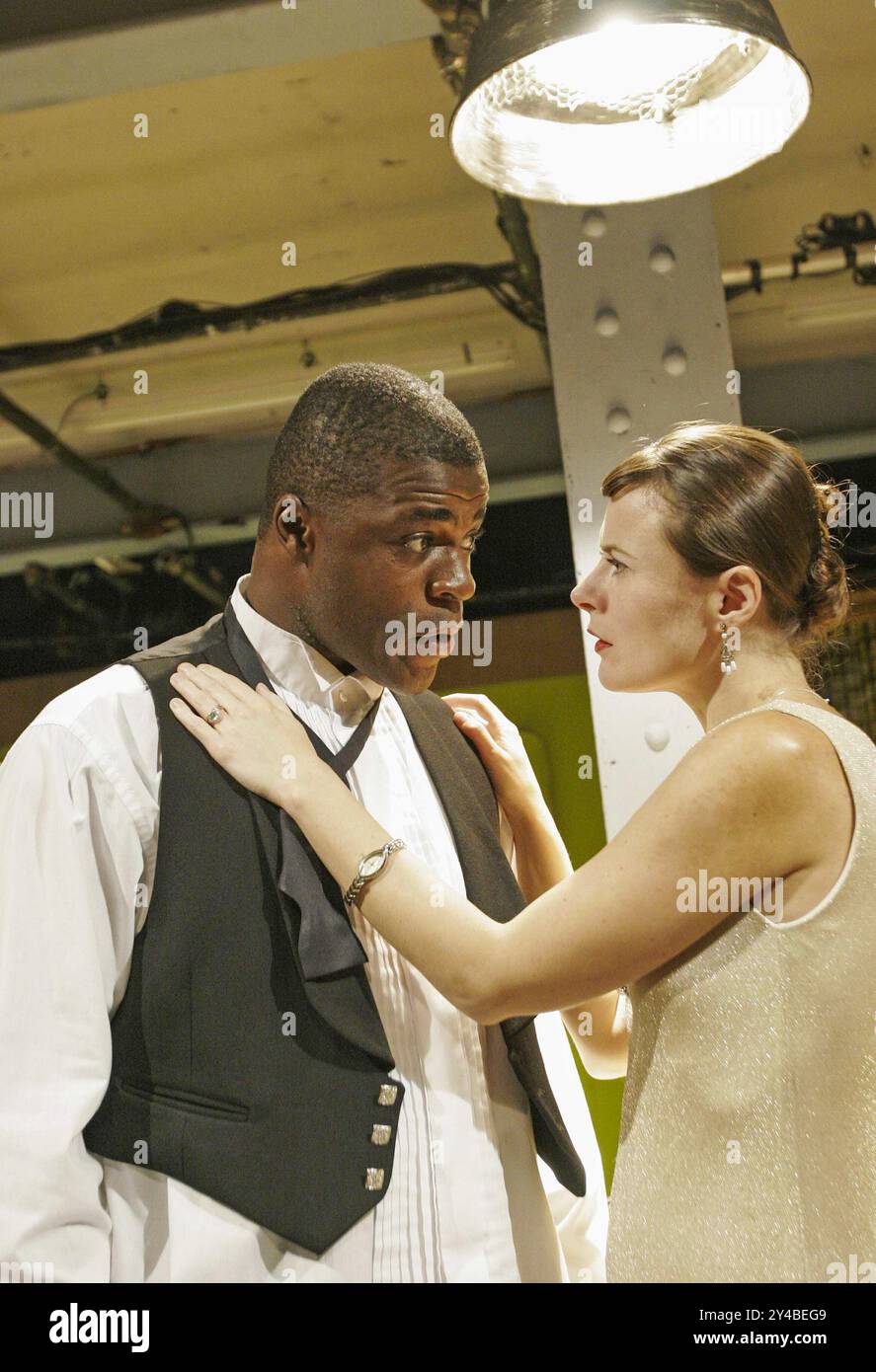 Danny Sapani (Macbeth), Monica Dolan (Lady Macbeth) in MACBETH di Shakespeare all'Arcola Theatre, Londra E8 14/10/2004 An Out of Joint Production design: Es Devlin lighting: Johanna Town regista: Max Stafford-Clark Foto Stock